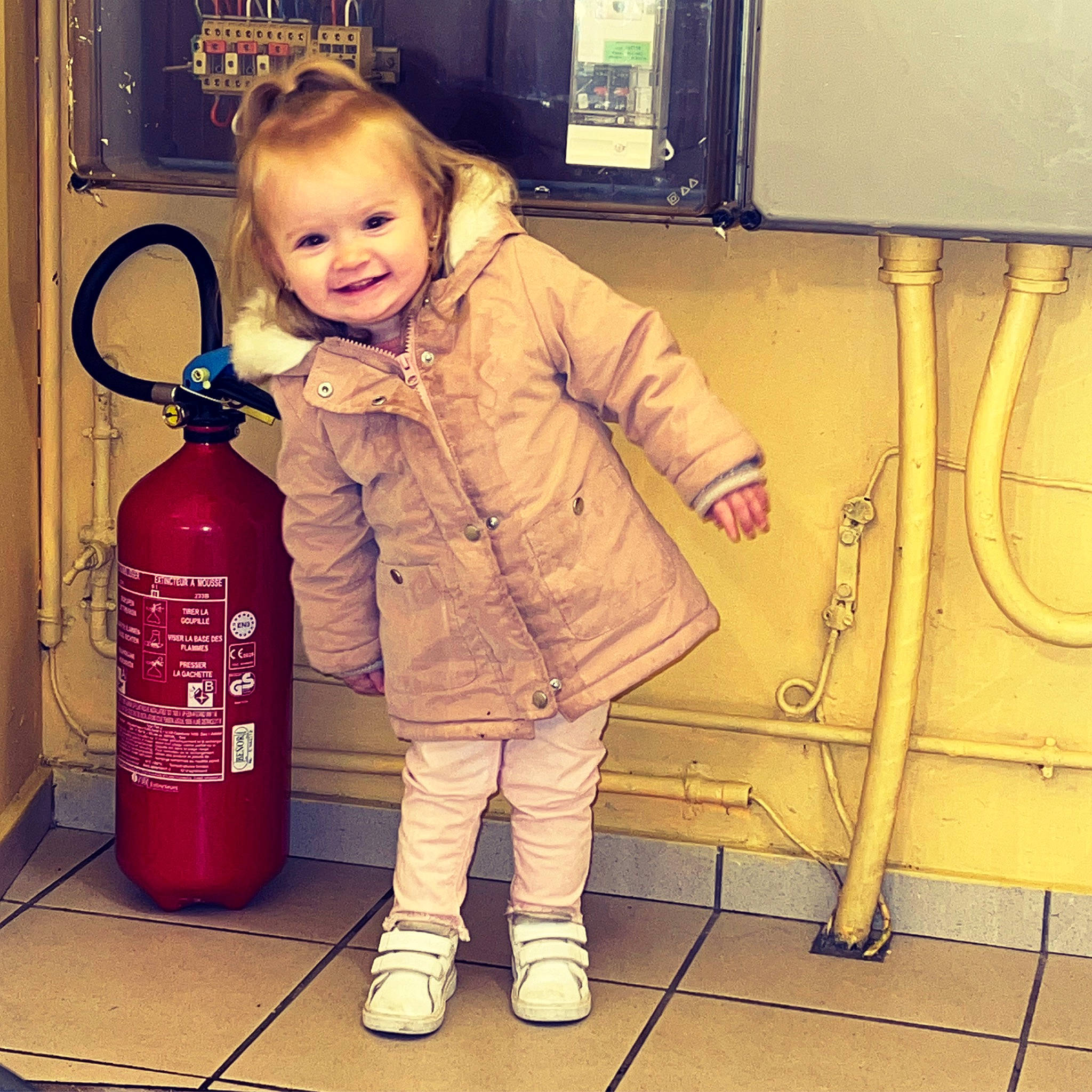 Lyana a rejoint le concours — aidez-le/la à gagner de superbes lots ! child, eye, fashion_design, flooring, fun, gas, happy, human_leg, jacket, joy, person, room, service, sleeve, smile, toddler, travel