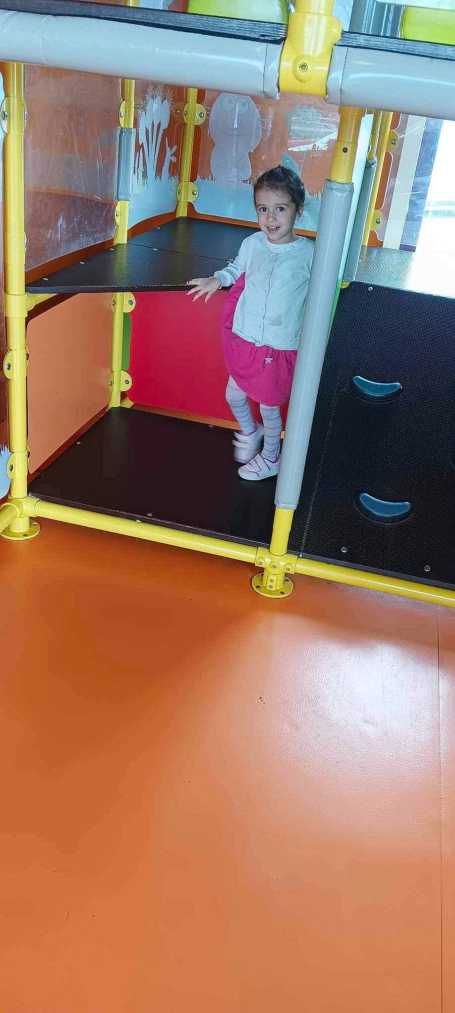 Leïla a rejoint le concours — aidez-le/la à gagner de superbes lots ! baby_toddler_clothing, door, flooring, fun, joy, leisure, magenta, outdoor_play_equipment, person, play, playground, recreation, room, shorts, smile, t_shirt, toddler, vehicle_door, wood