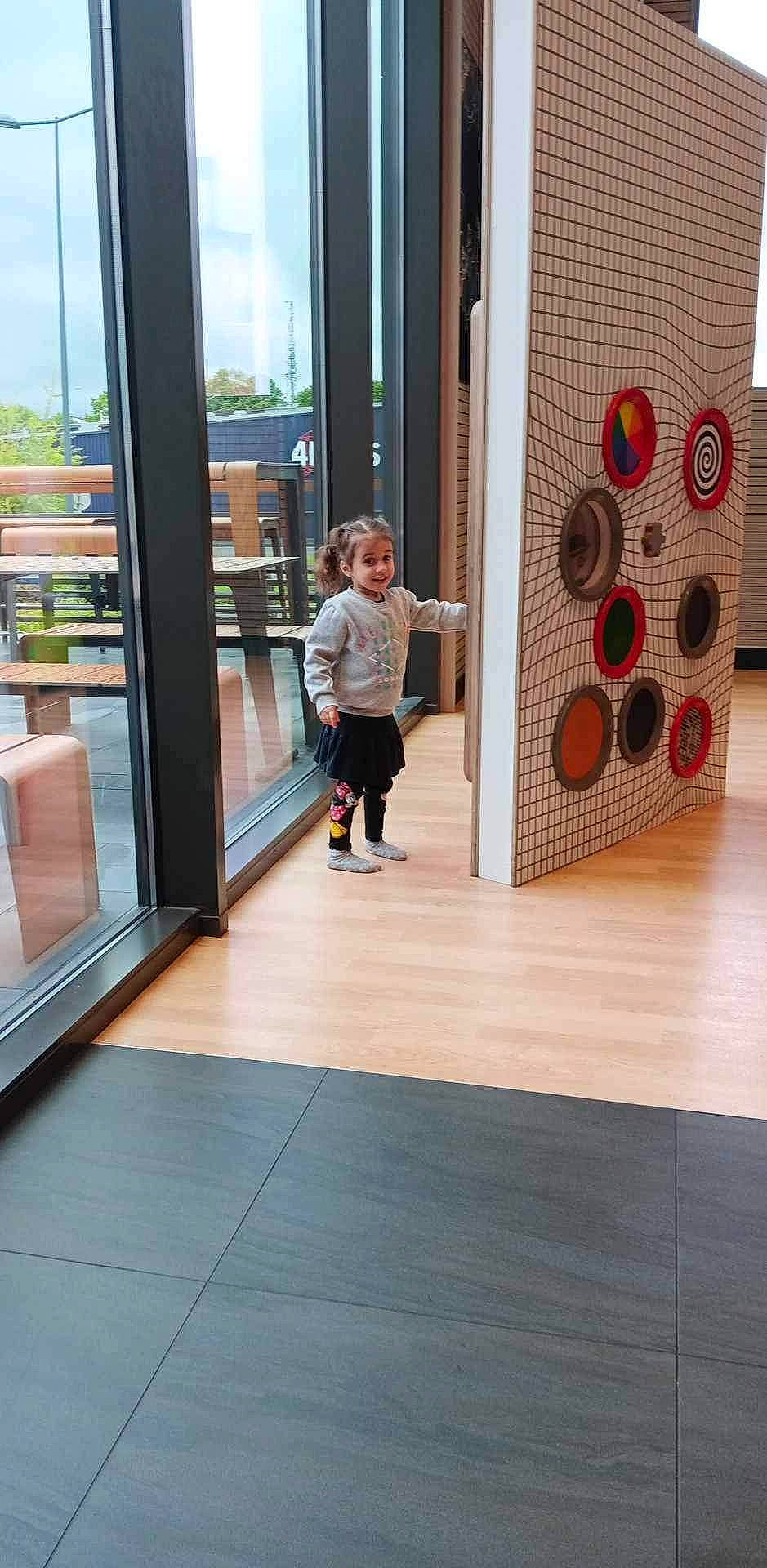 Leïla a rejoint le concours — aidez-le/la à gagner de superbes lots ! audio_equipment, building, door, floor, flooring, fun, hardwood, home, house, interior_design, joy, leisure, loudspeaker, person, recreation, room, signaling_device, toddler, tree, window