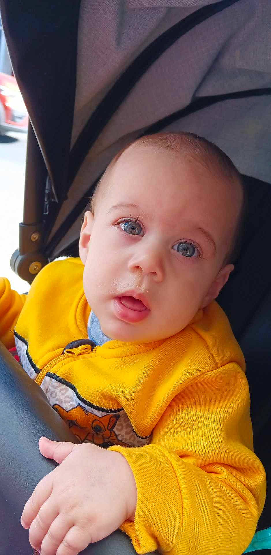 Nassim a rejoint le concours — aidez-le/la à gagner de superbes lots ! baby, baby_products, baby_toddler_clothing, cheek, child, chin, comfort, eye, eyebrow, facial_expression, fun, hairstyle, happy, iris, mouth, nose, person, sitting, skin, toddler