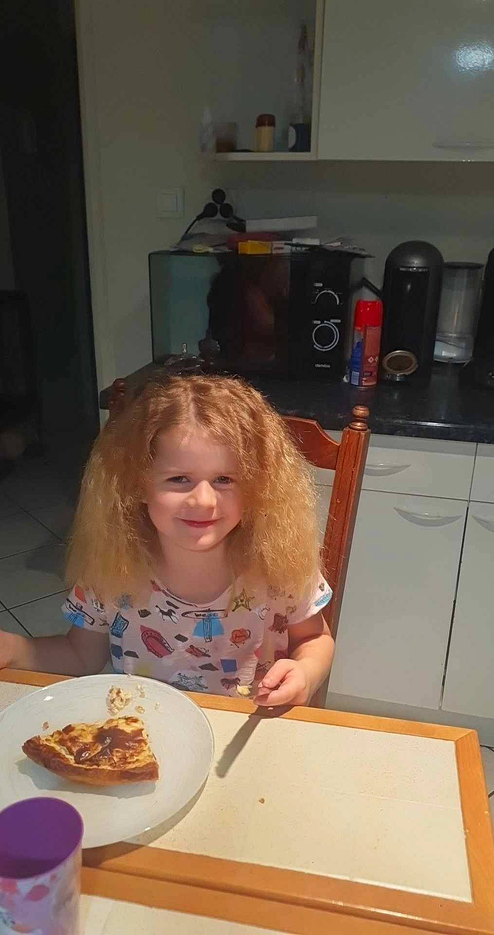 Alyzia participe au concours pour gagner de l'argent avec cette photo : cabinetry, chair, comfort_food, cooking, countertop, cuisine, dish, food, food_craving, home_appliance, ingredient, joy, junk_food, kitchen, kitchen_appliance, kitchen_utensil, person, plate, smile, table