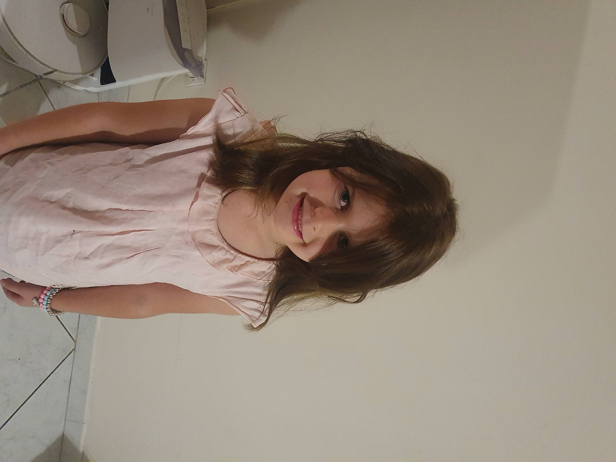 Alyzia participe au concours pour gagner de l'argent avec cette photo : abdomen, arm, bedding, blond, comfort, elbow, eyelash, face, hair, hand, happy, head, human_leg, joy, leg, linens, long_hair, neck, person, shoulder