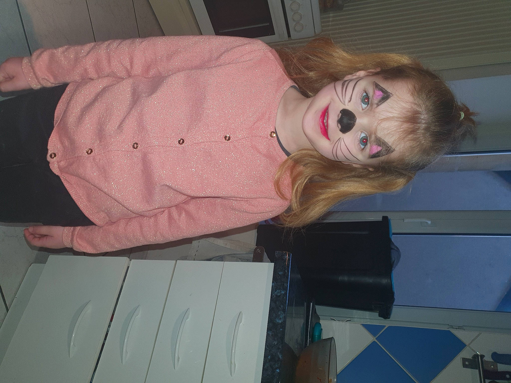 Alyzia participe au concours pour gagner de l'argent avec cette photo : comfort, flooring, fun, fur, hardwood, joy, person, room, wood