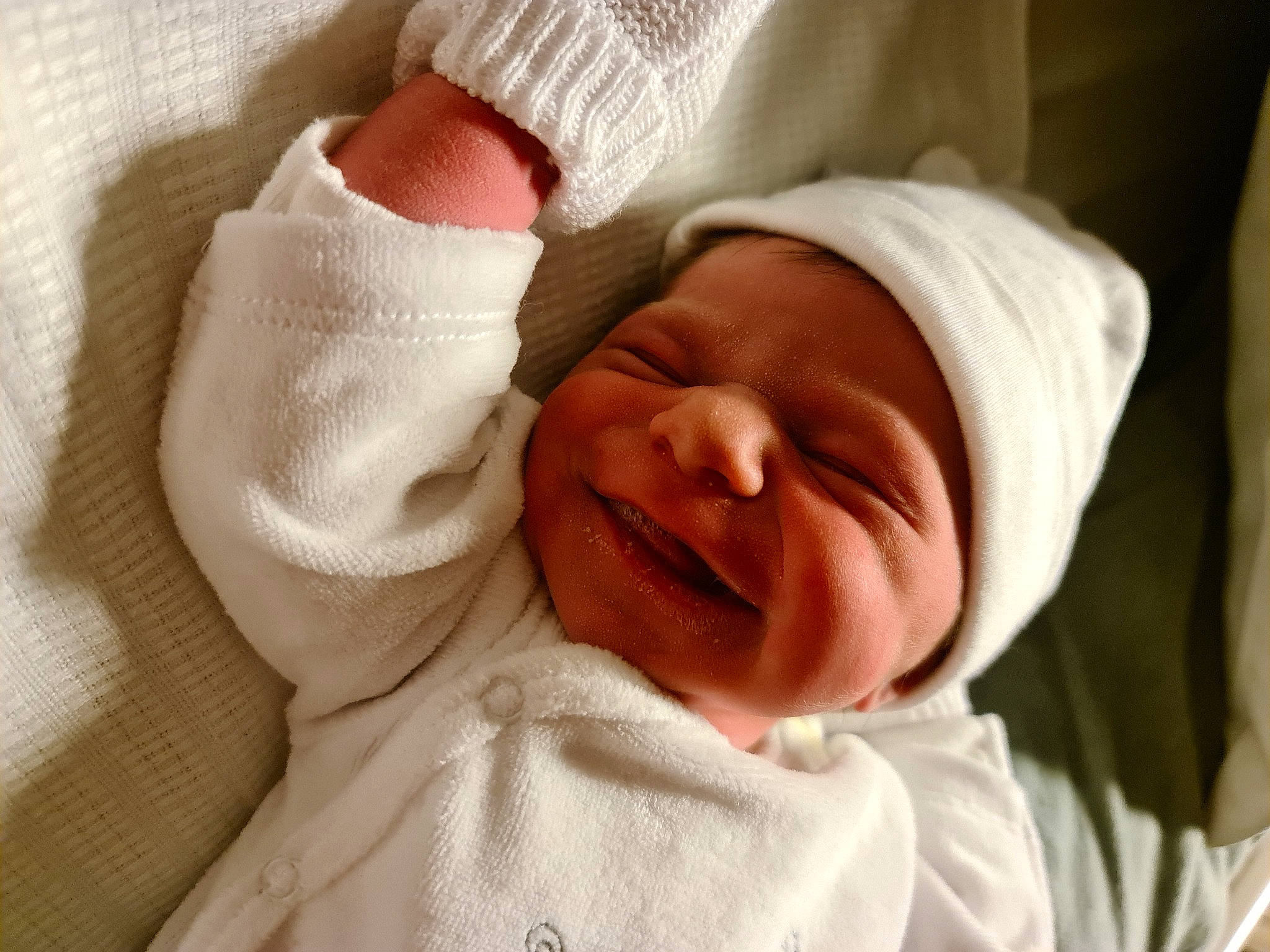 Charlotte participe au concours pour gagner de l'argent avec cette photo : baby, baby_products, baby_sleeping, baby_toddler_clothing, cheek, child, childbirth, comfort, eyelash, flesh, gesture, hat, headwear, joy, linens, person, room, skin, sleeve, textile