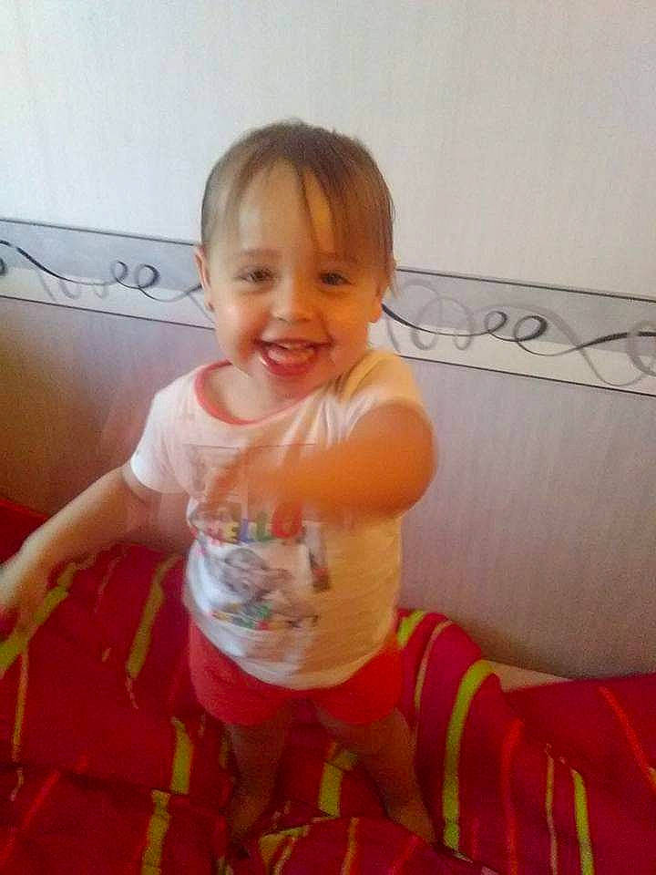 Ambre participe au concours pour gagner de l'argent avec cette photo : baby, baby_toddler_clothing, bathing, child, eye, face, facial_expression, finger, hair, hairstyle, happy, head, human_body, joy, mouth, person, skin, smile, t_shirt, thigh