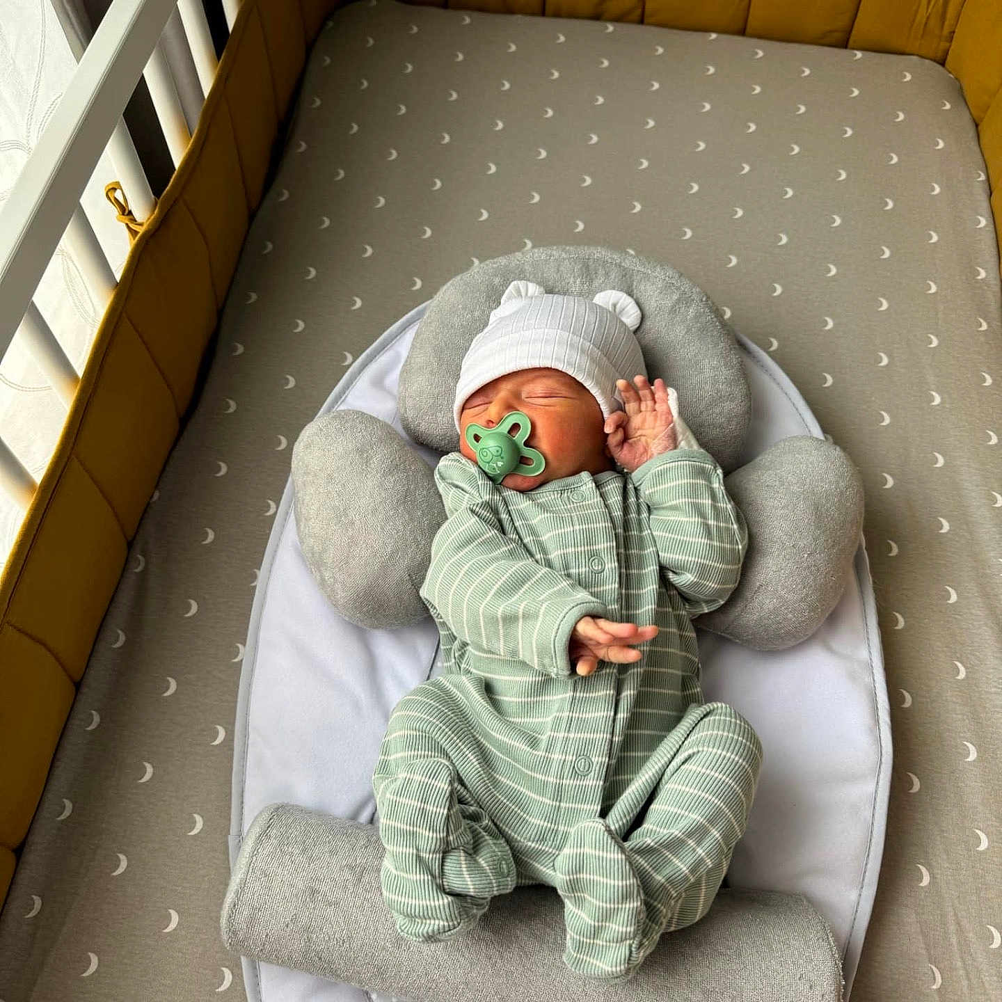 Ana Pogonet participe au concours pour gagner de l'argent avec cette photo : baby, baby_clothes, baby_lounger, bed, bedding, blanket, child, crib, cushion, cute, hat, indoor, infant, newborn, nursery, onesie, pacifier, sleep, sleeping, soft_toys