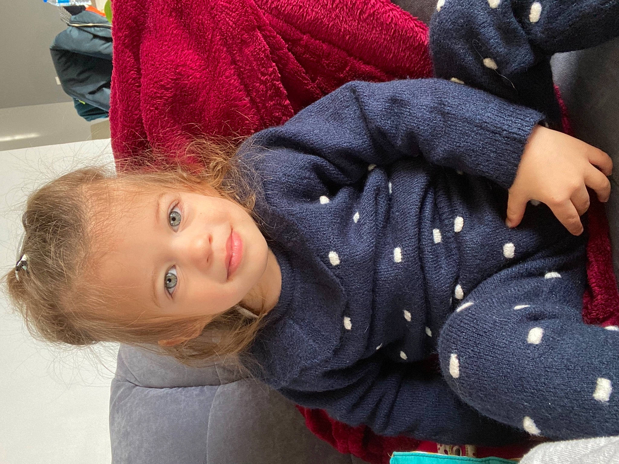 Juliette a rejoint le concours — aidez-le/la à gagner de superbes lots ! child, comfort, electric_blue, facial_expression, fun, joy, pattern, person, red, sitting, smile, street_fashion, toddler, tree