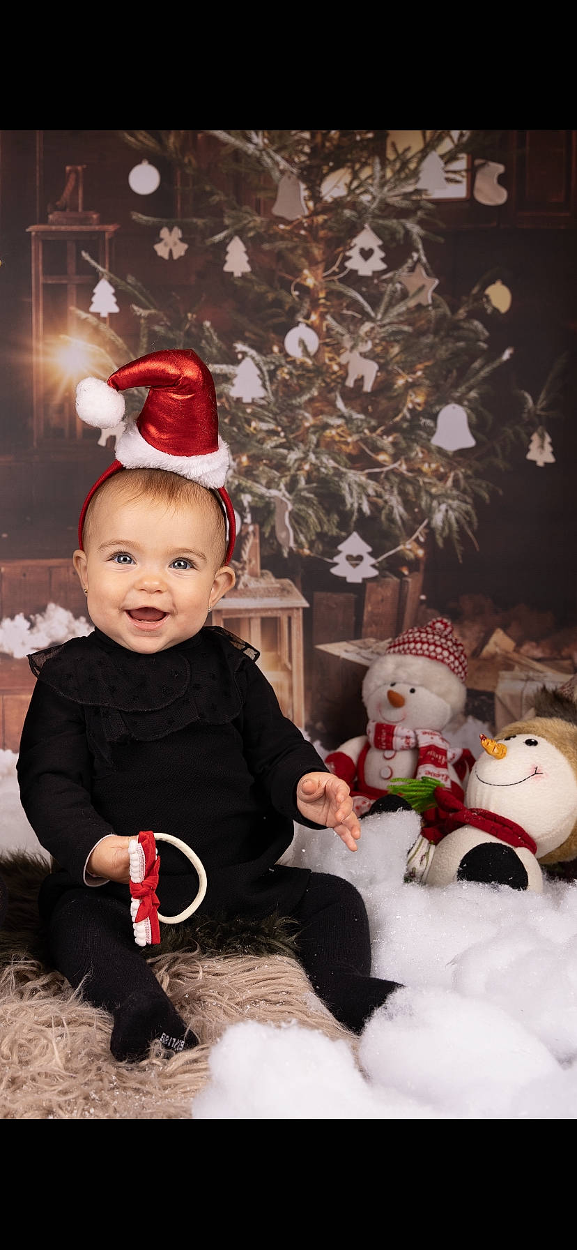 Lola a rejoint le concours — aidez-le/la à gagner de superbes lots ! christmas, christmas_decoration, christmas_ornament, christmas_tree, costume_hat, event, happy, hat, head, headgear, holiday_ornament, joy, ornament, person, plant, red, santa_claus, smile, snowman, toy