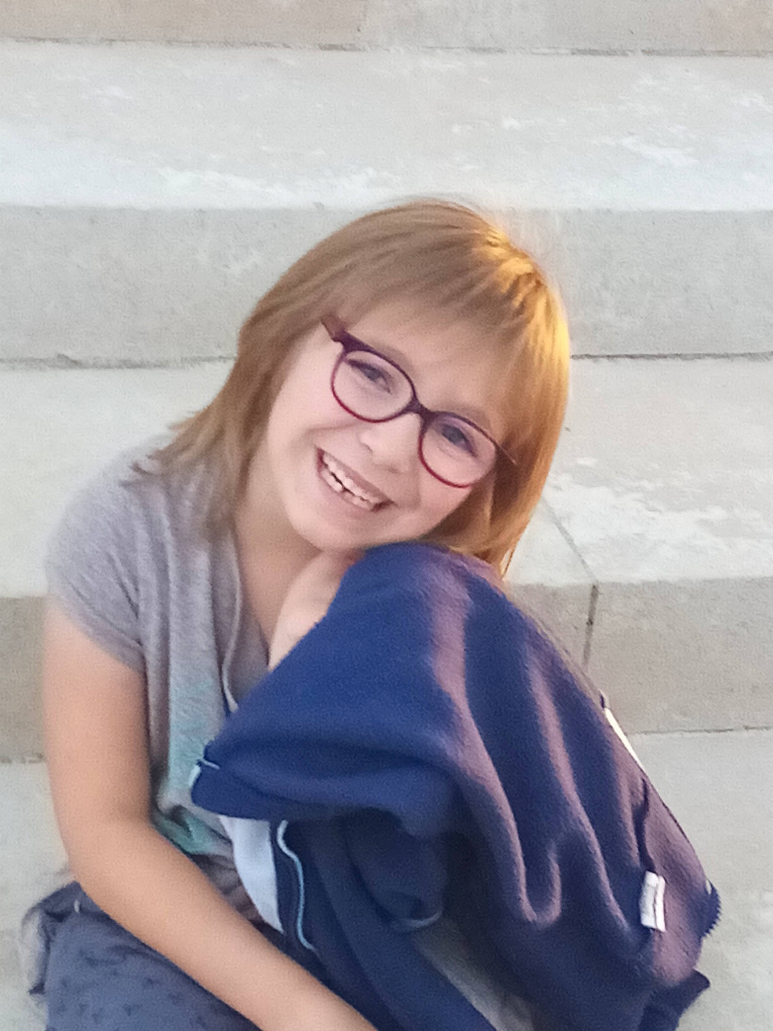 Elena a rejoint le concours — aidez-le/la à gagner de superbes lots ! blond, blue, eyewear, glasses, hair, hairstyle, joy, long_hair, outerwear, person, photography, shoulder, sitting, sleeve, smile, t_shirt, top, vision_care