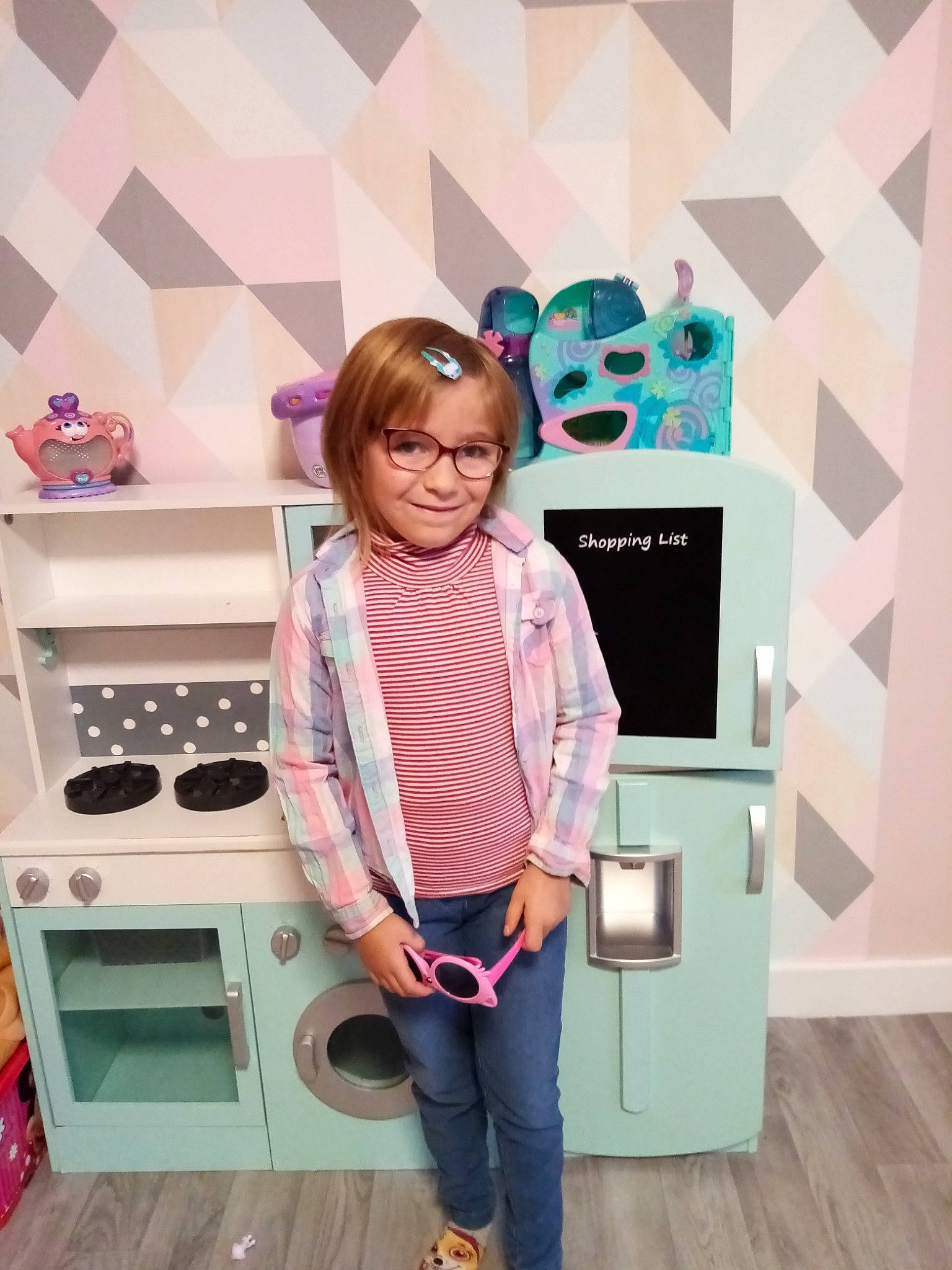 Elena a rejoint le concours — aidez-le/la à gagner de superbes lots ! house, interior_design, joy, outerwear, person, pink, room, t_shirt, wallpaper