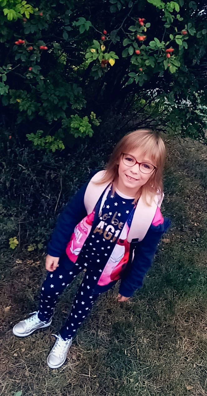 Elena participe au concours pour gagner de l'argent avec cette photo : arm, child, cool, facial_expression, fashion_accessory, footwear, fun, glasses, grass, happy, joy, leaf, long_hair, person, photography, pink, plant, play, smile, summer