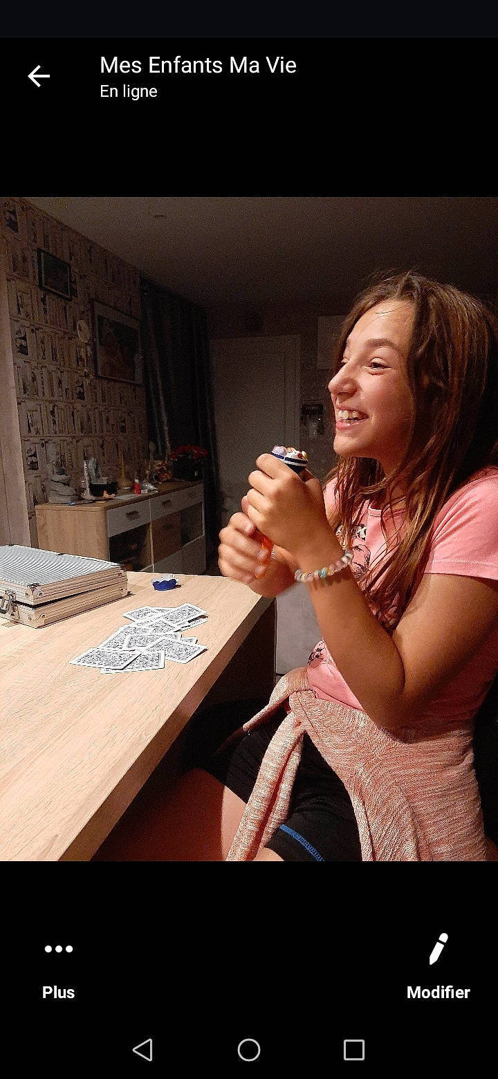 Mayiline a rejoint le concours — aidez-le/la à gagner de superbes lots ! fun, joy, mouth, person, photography, sitting