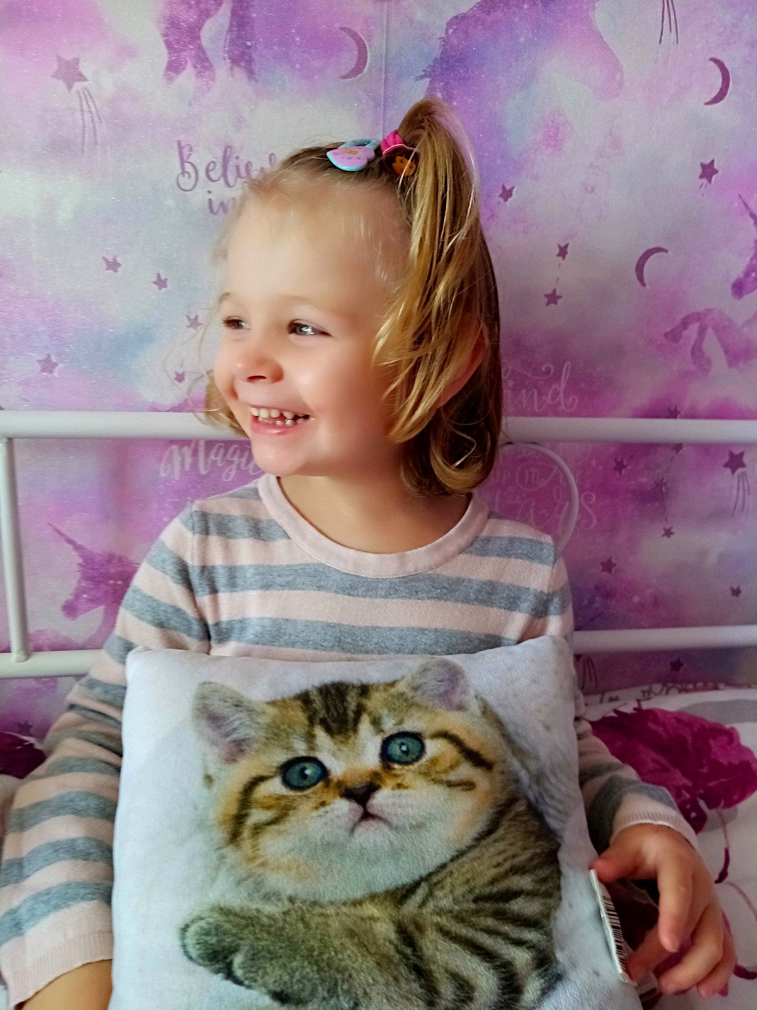 Chloe participe au concours pour gagner de l'argent avec cette photo : american_shorthair, asian, carnivore, cat, cheek, child, ear, european_shorthair, eye, face, fawn, felidae, joy, kitten, nose, person, skin, small_to_medium_sized_cats, smile, tabby_cat