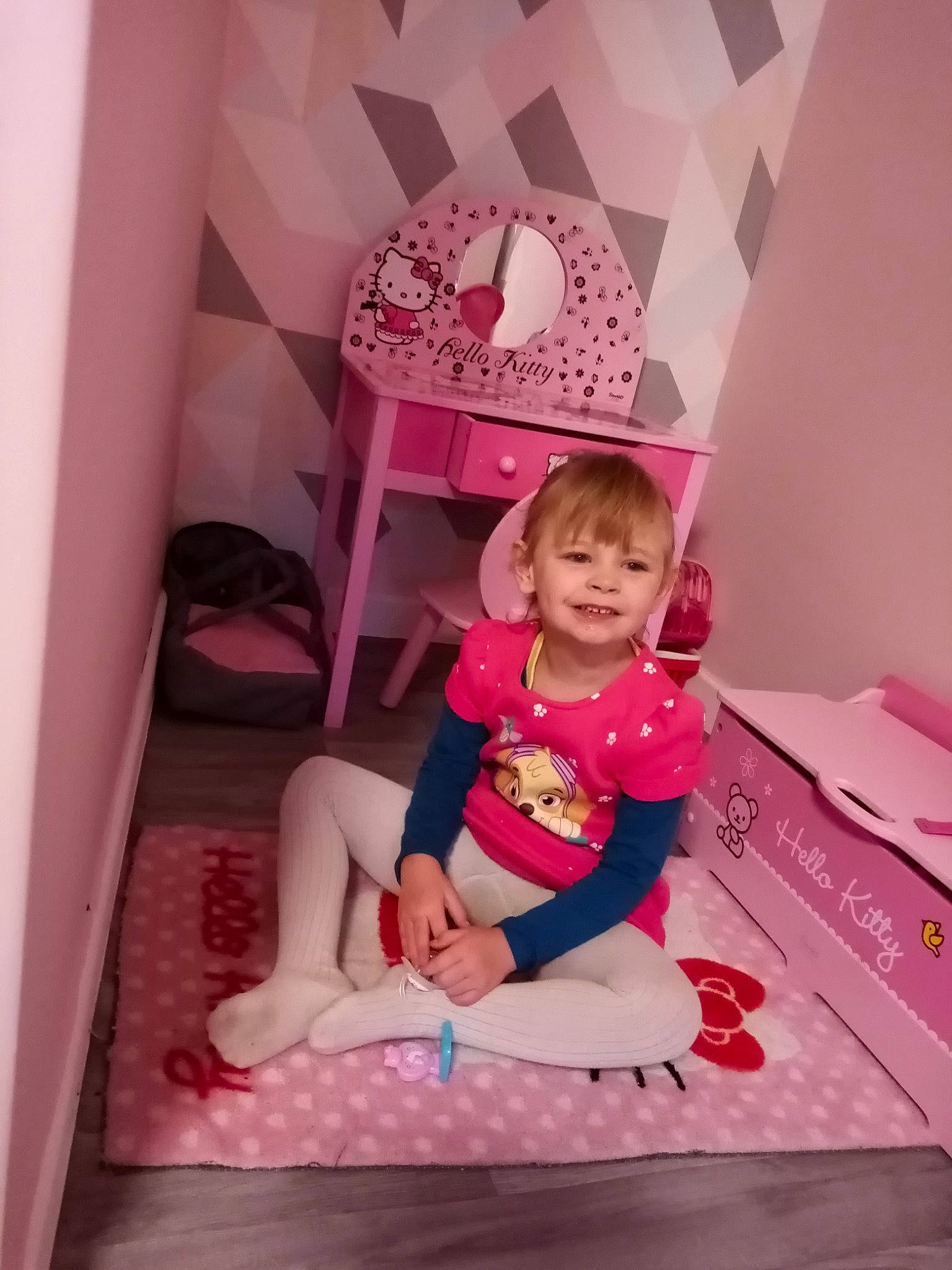 Chloe a rejoint le concours — aidez-le/la à gagner de superbes lots ! bed, child, design, furniture, joy, lighting_accessory, magenta, pattern, person, pink, room, toddler