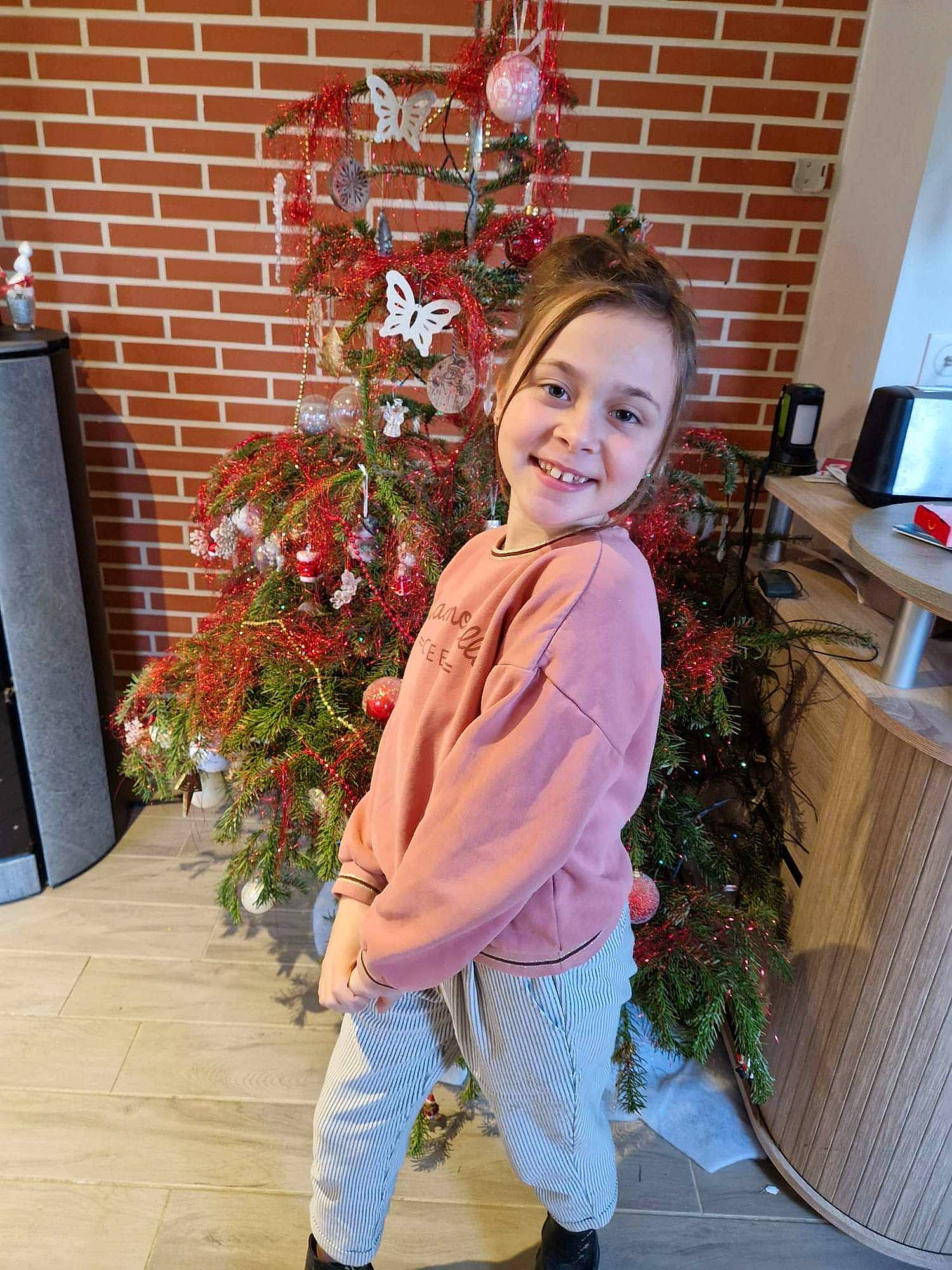 Louane a rejoint le concours — aidez-le/la à gagner de superbes lots ! abdomen, christmas, christmas_decoration, christmas_eve, christmas_ornament, event, formal_wear, fur, happy, holiday, holiday_ornament, joy, ornament, person, plant, sleeve, smile, standing, trunk, waist