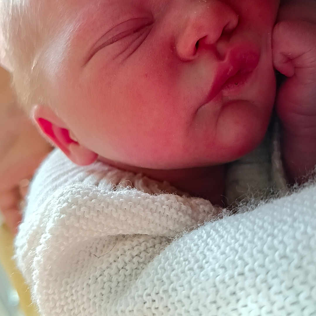 Emmy a rejoint le concours — aidez-le/la à gagner de superbes lots ! baby, blanket, bodypart, clothing, face, finger, hand, head, knitwear, newborn, person, photography, portrait, sleeping, sweater, towel