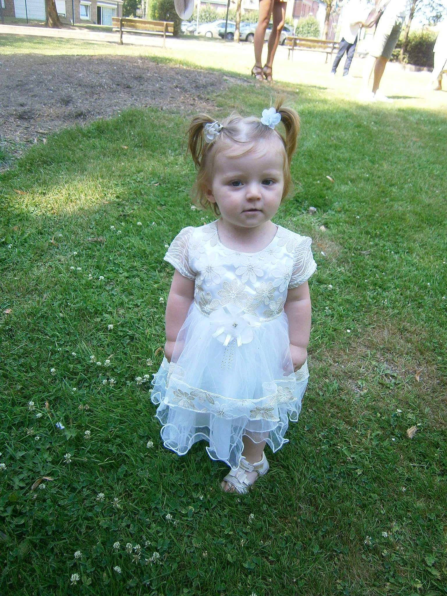 Rachel participe au concours pour gagner de l'argent avec cette photo : ceremony, child, dress, grass, grass_family, person, plant, smile, summer, toddler, yard