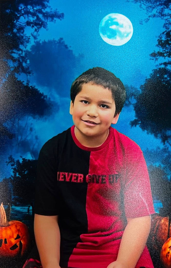 Caelix is registered to the contest to win money with this photo: blue, calabaza, child, cool, cucurbita, electric_blue, flash_photography, fun, gourd, happy, jack_o_lantern, joy, leisure, person, pumpkin, smile, space, t_shirt, tree, vegetable