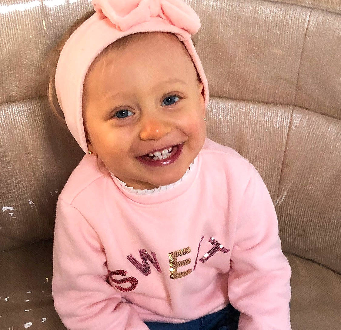 Bonnie a rejoint le concours — aidez-le/la à gagner de superbes lots ! baby, beauty, cheek, child, cool, ear, eye, face, facial_expression, hair_accessory, happy, head, headgear, joy, lip, outerwear, person, pink, skin, sleeve