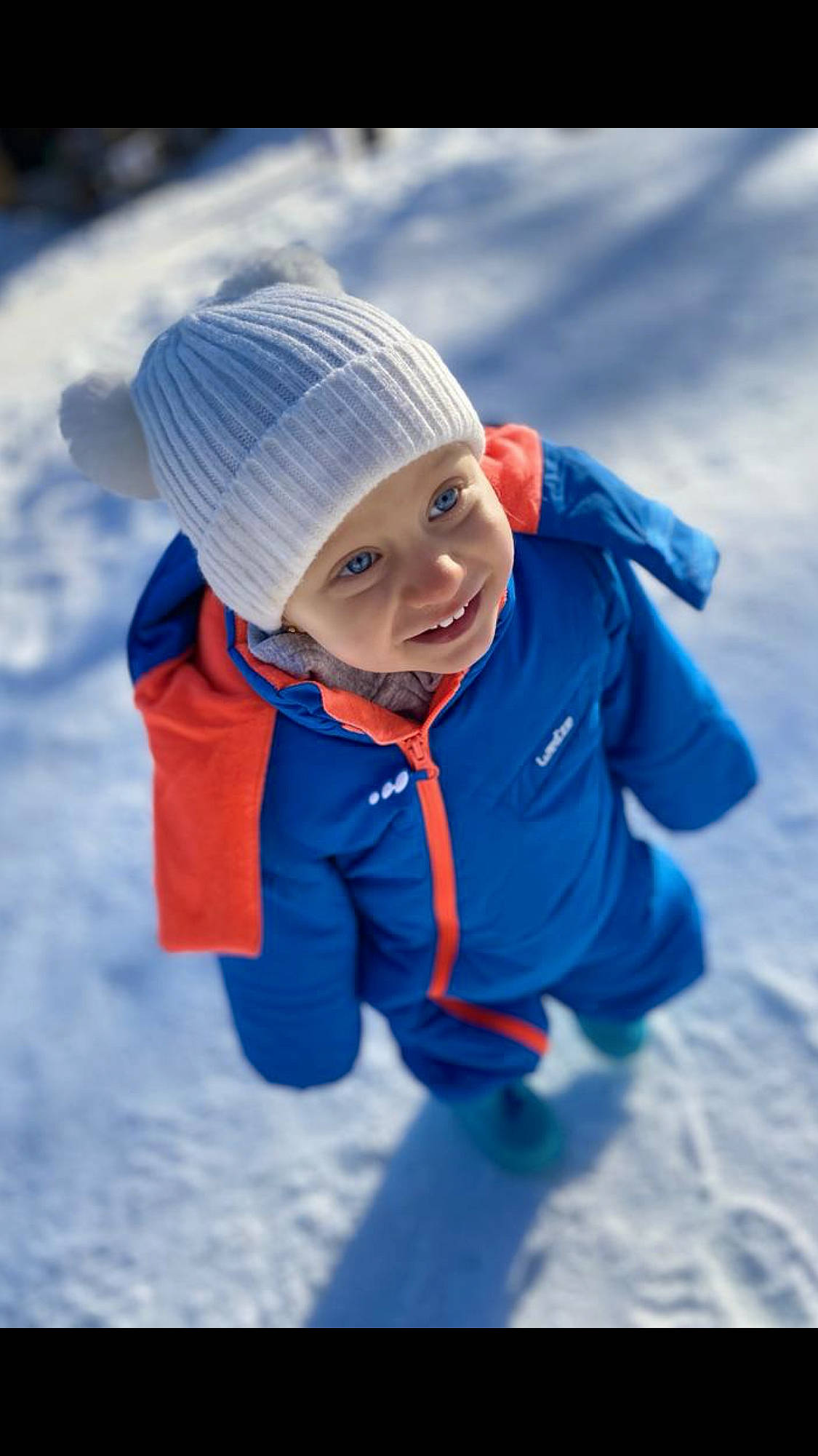 Bonnie participe au concours pour gagner de l'argent avec cette photo : blue, child, electric_blue, freezing, fun, headgear, ice, jacket, joy, outerwear, person, play, playing_in_the_snow, recreation, smile, snow, toddler, vacation, winter