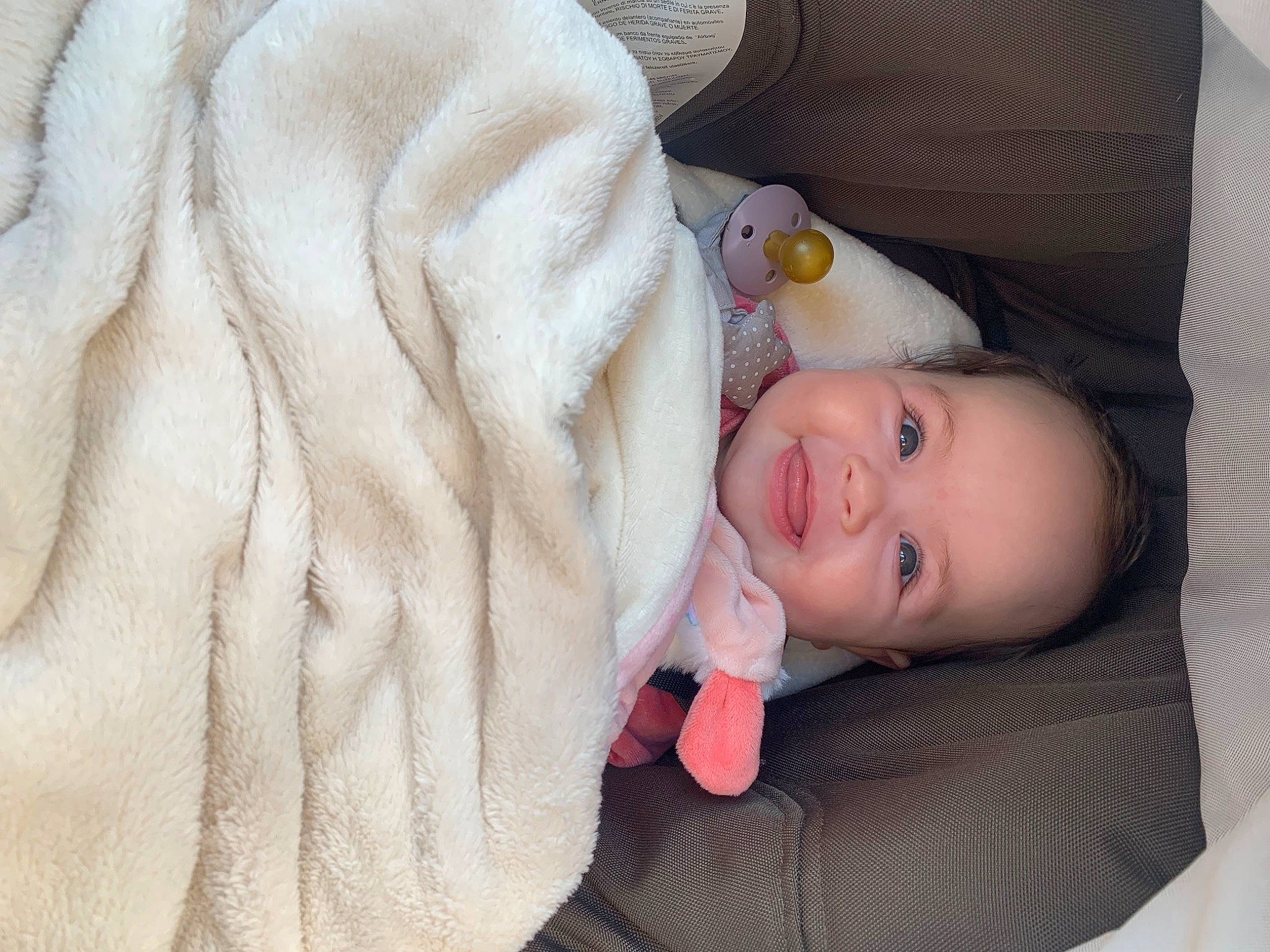 Lyna a rejoint le concours — aidez-le/la à gagner de superbes lots ! baby, baby_products, baby_toddler_clothing, cheek, chin, comfort, eye, fur_clothing, head, iris, linens, lip, nose, outerwear, person, product, skin, sleeve, smile, textile