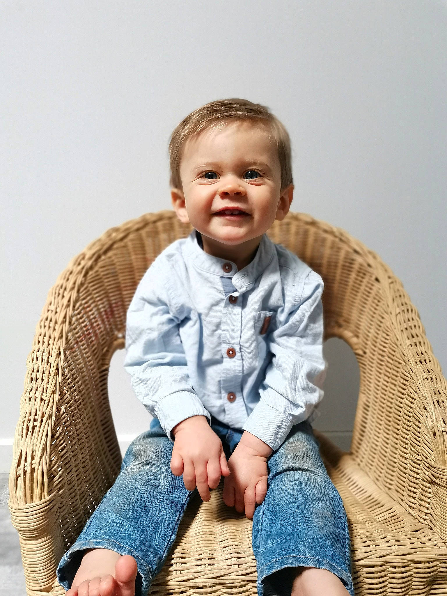 Dean a rejoint le concours — aidez-le/la à gagner de superbes lots ! arm, baby_toddler_clothing, cheek, chin, clothing, comfort, dress_shirt, facial_expression, human, joint, leg, neck, outerwear, person, shoulder, skin, sleeve, smile, standing, textile