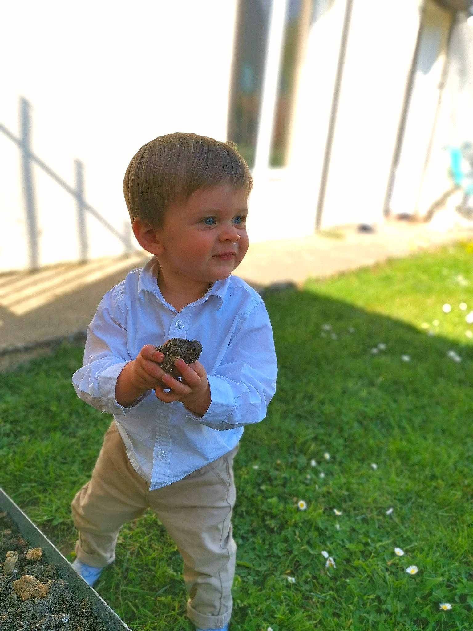 Dean participe au concours pour gagner de l'argent avec cette photo : baby, child, fun, garden, grass, grass_family, grassland, hair, happy, leisure, people_in_nature, person, plant, recreation, sitting, sky, smile, summer, t_shirt, toddler