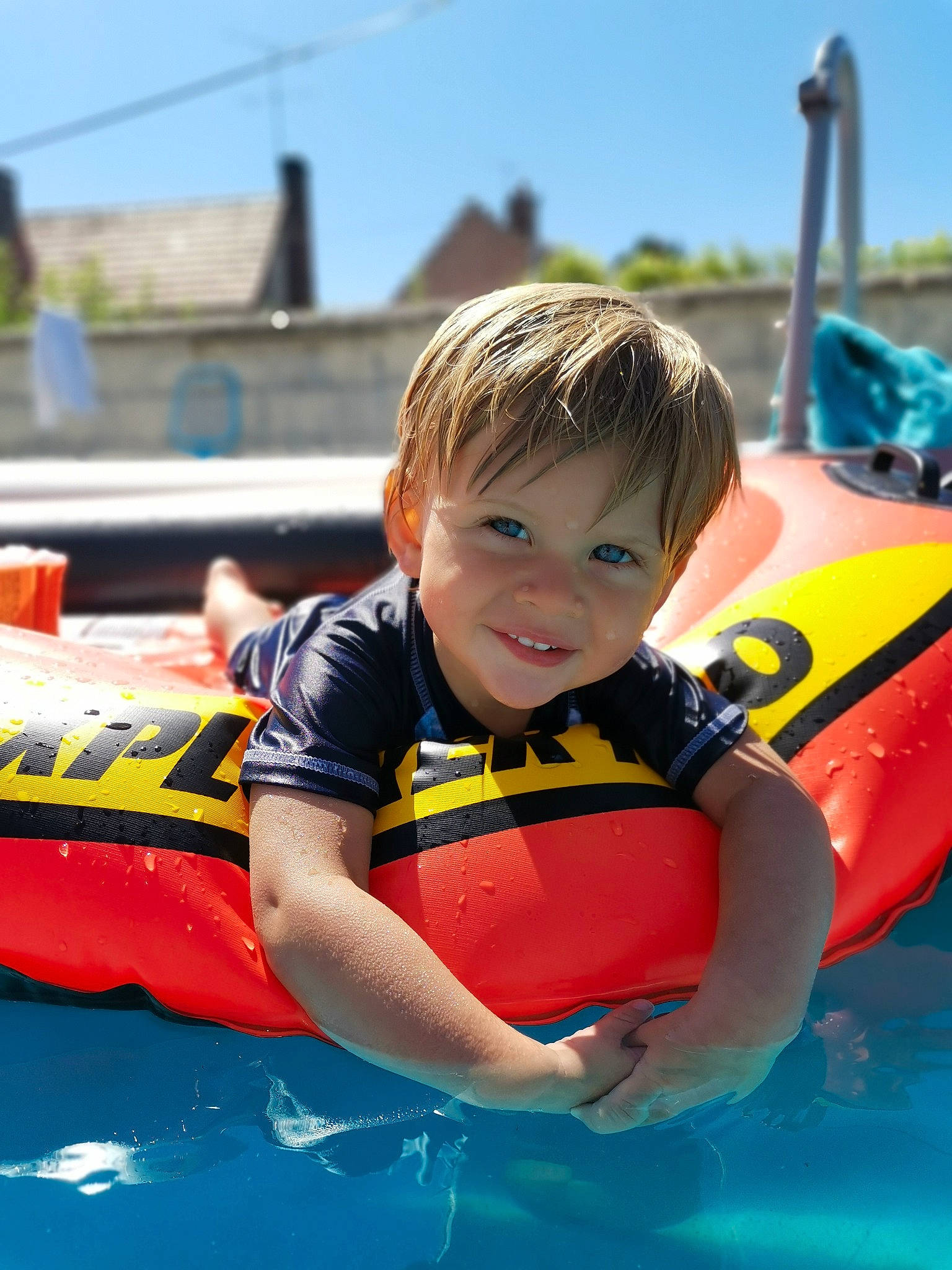 Dean a rejoint le concours — aidez-le/la à gagner de superbes lots ! amusement_park, boats_and_boating_equipment_and_supplies, child, fun, happy, headwear, inflatable, joy, leisure, lifejacket, nonbuilding_structure, person, personal_protective_equipment, play, recreation, sky, smile, sports, summer, toddler