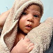 Zélie participe au concours pour gagner de l'argent avec cette photo : baby, infant, towel, wrapped, hand, skin, face, eyes, mouth, newborn, cute, soft, warm, person, portrait, closeup, indoor, expression, child, family