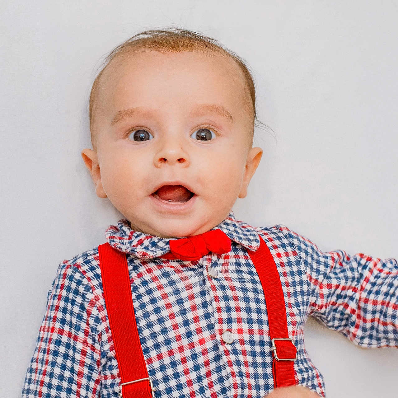 Chahan participe au concours pour gagner de l'argent avec cette photo : baby, blue, bow_tie, child, clothing, cute, expression, eyes, face, head, infant, person, plaid, portrait, red, shirt, smile, suspenders, white_background, young