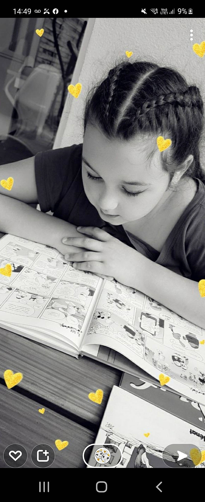 Malena participe au concours pour gagner de l'argent avec cette photo : arm, beauty, black, child, electronic_device, font, fun, hairstyle, hand, happy, office_equipment, person, photograph, snapshot, style, table, technology, toddler, white, writing