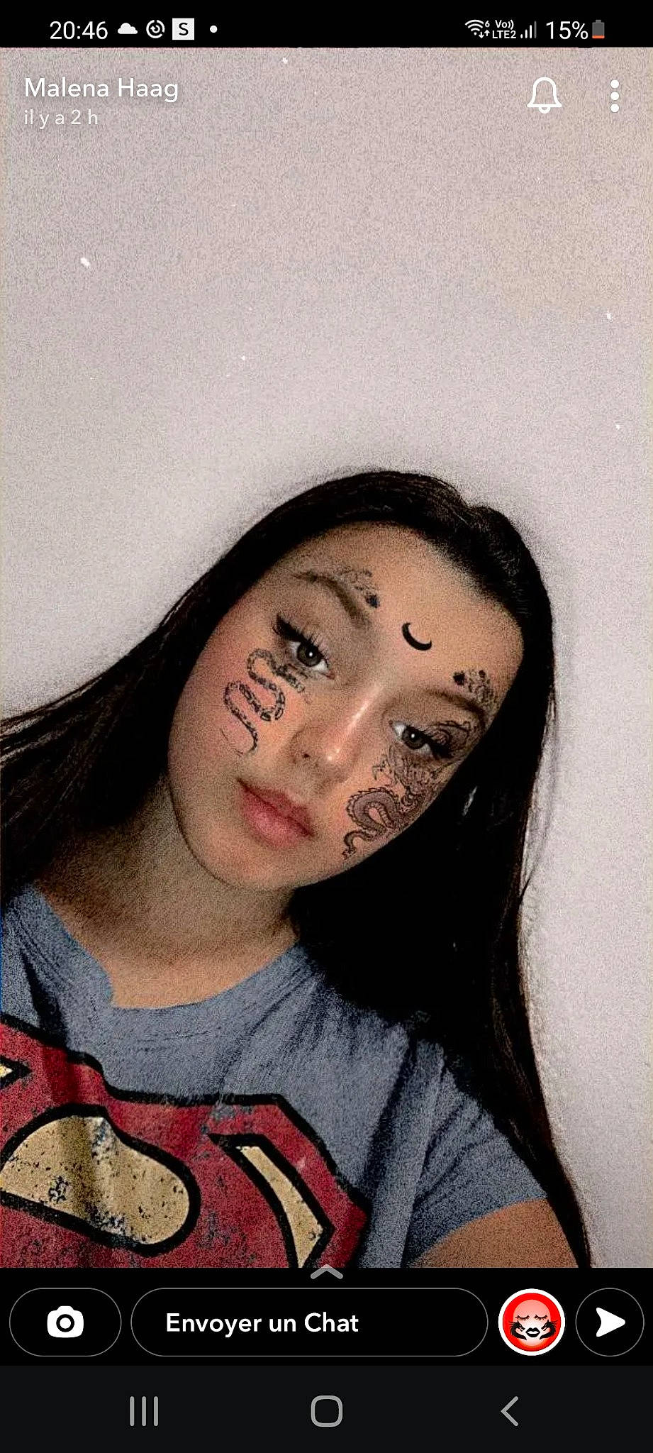 Malena participe au concours pour gagner de l'argent avec cette photo : black_hair, cheek, chin, eyebrow, eyelash, flash_photography, forehead, gesture, headgear, jaw, lip, long_hair, mouth, neck, nose, person, shoulder, skin, sleeve, t_shirt