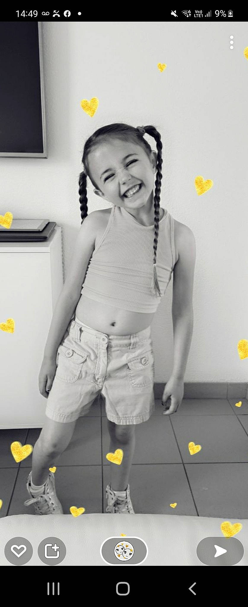 Djanaya participe au concours pour gagner de l'argent avec cette photo : arm, elbow, eye, finger, flash_photography, gesture, happy, joint, joy, knee, monochrome, person, photograph, shoulder, smile, standing, style, t_shirt, thigh, trunk