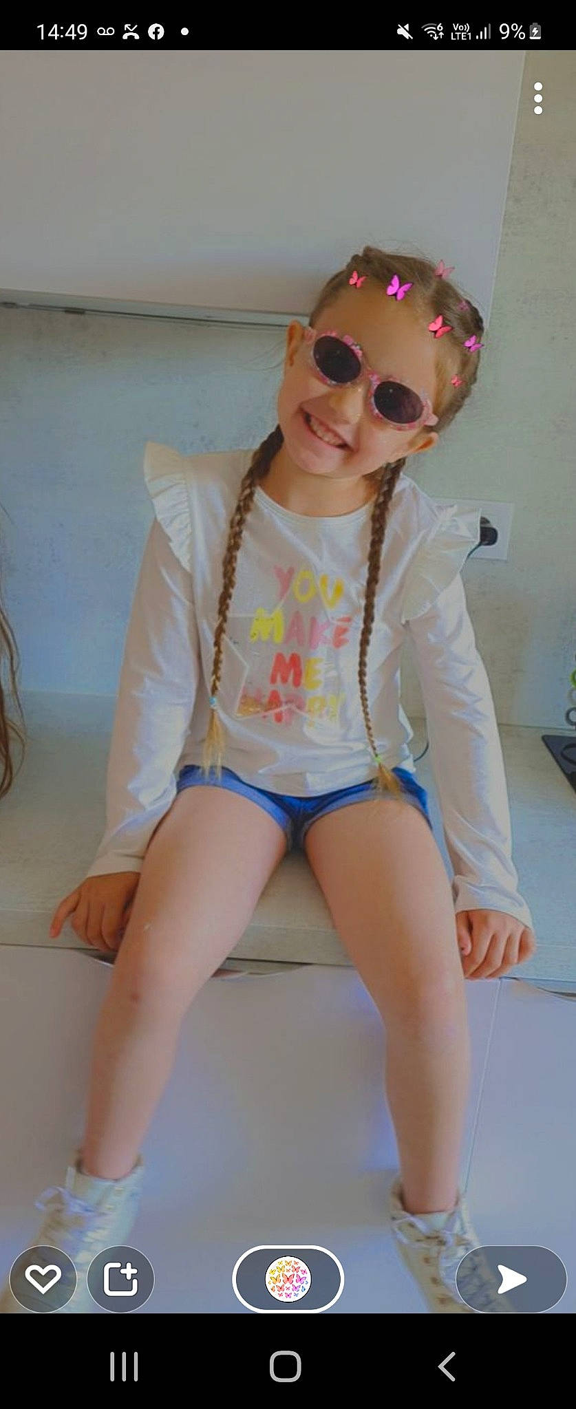 Djanaya a rejoint le concours — aidez-le/la à gagner de superbes lots ! arm, baby_toddler_clothing, face, glasses, goggles, hair, head, human_body, joy, knee, mouth, neck, one_piece_swimsuit, outerwear, person, shoulder, sleeve, smile, sunglasses, thigh