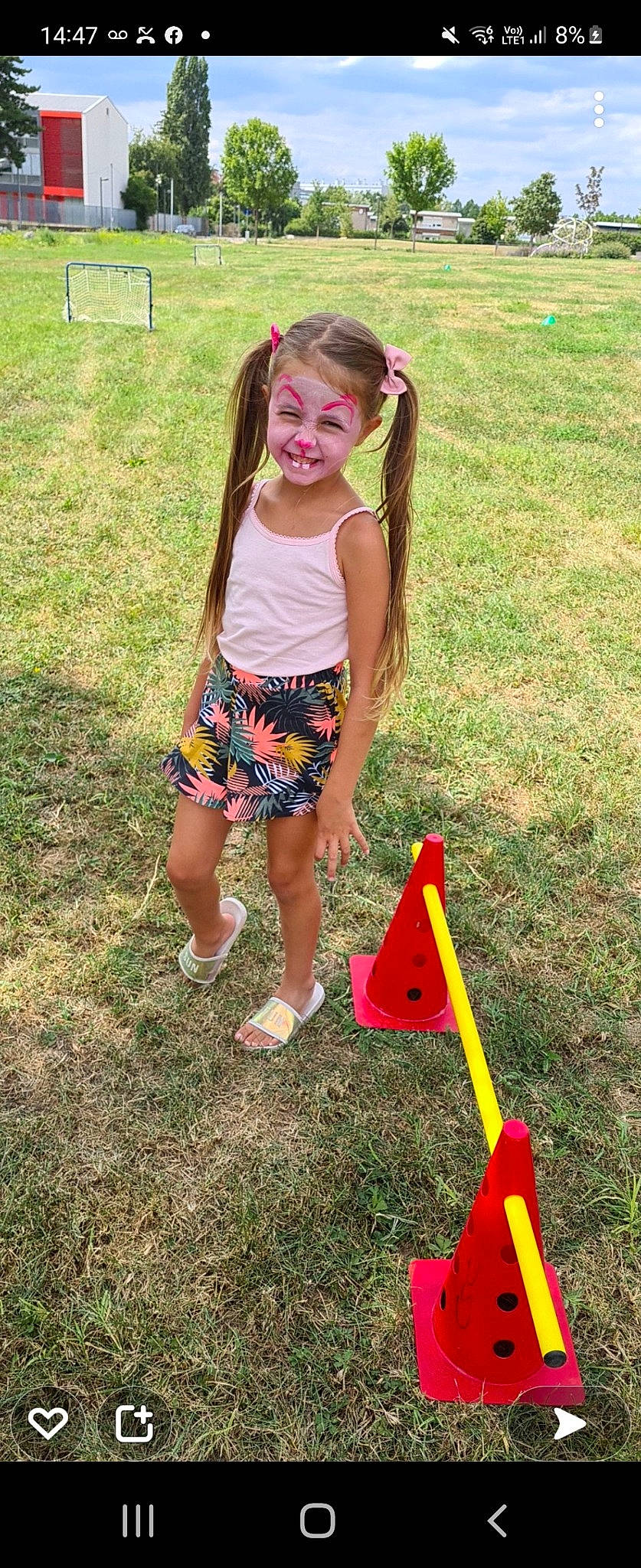 Djanaya participe au concours pour gagner de l'argent avec cette photo : child, fun, grass, grassland, happy, human_leg, joy, lawn, leisure, outdoor_play_equipment, pattern, people_in_nature, person, play, recreation, sandal, shorts, t_shirt, thigh, toddler