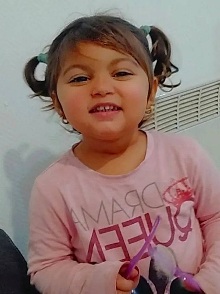 Antoinette a rejoint le concours — aidez-le/la à gagner de superbes lots ! arm, cheek, chin, ear, eye, eyebrow, eyelash, finger, forehead, gesture, hair, hairstyle, happy, joy, neck, nose, organ, person, skin, sleeve