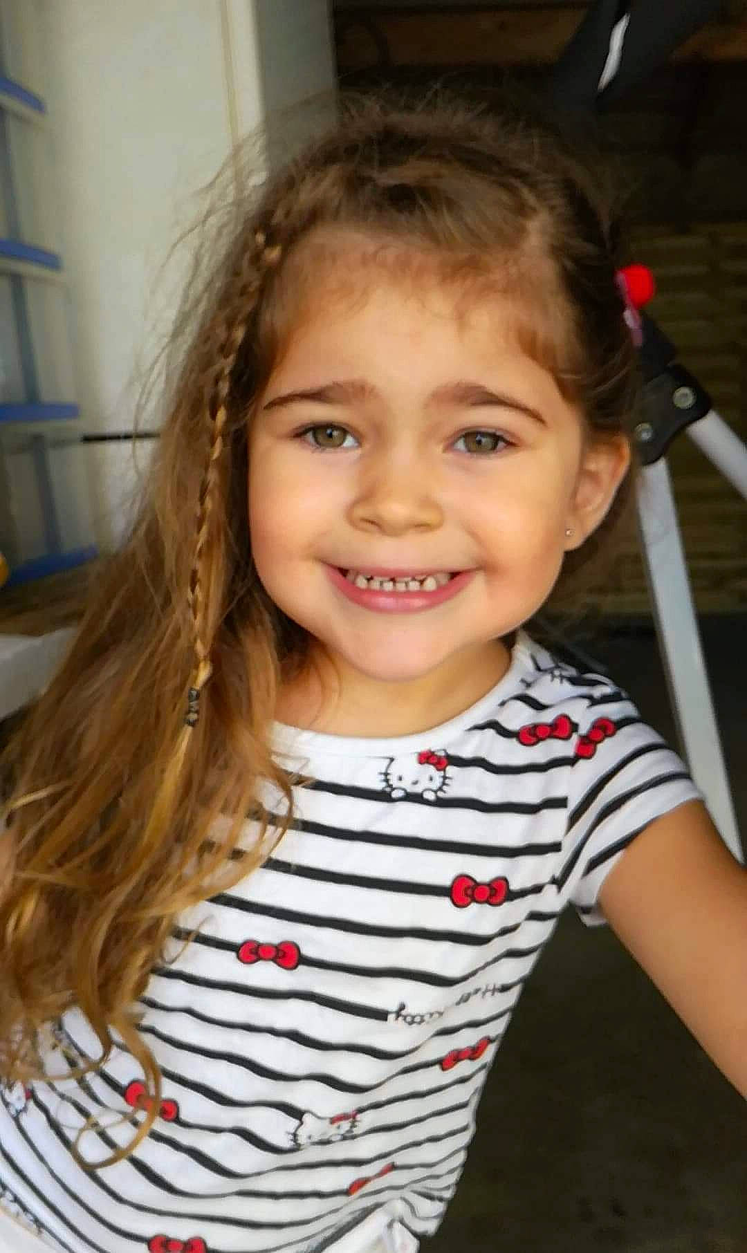 Juliana a rejoint le concours — aidez-le/la à gagner de superbes lots ! cheek, chin, eyebrow, eyelash, face, facial_expression, flash_photography, forehead, hair, happy, human_body, iris, joy, lip, neck, nose, person, skin, sleeve, smile