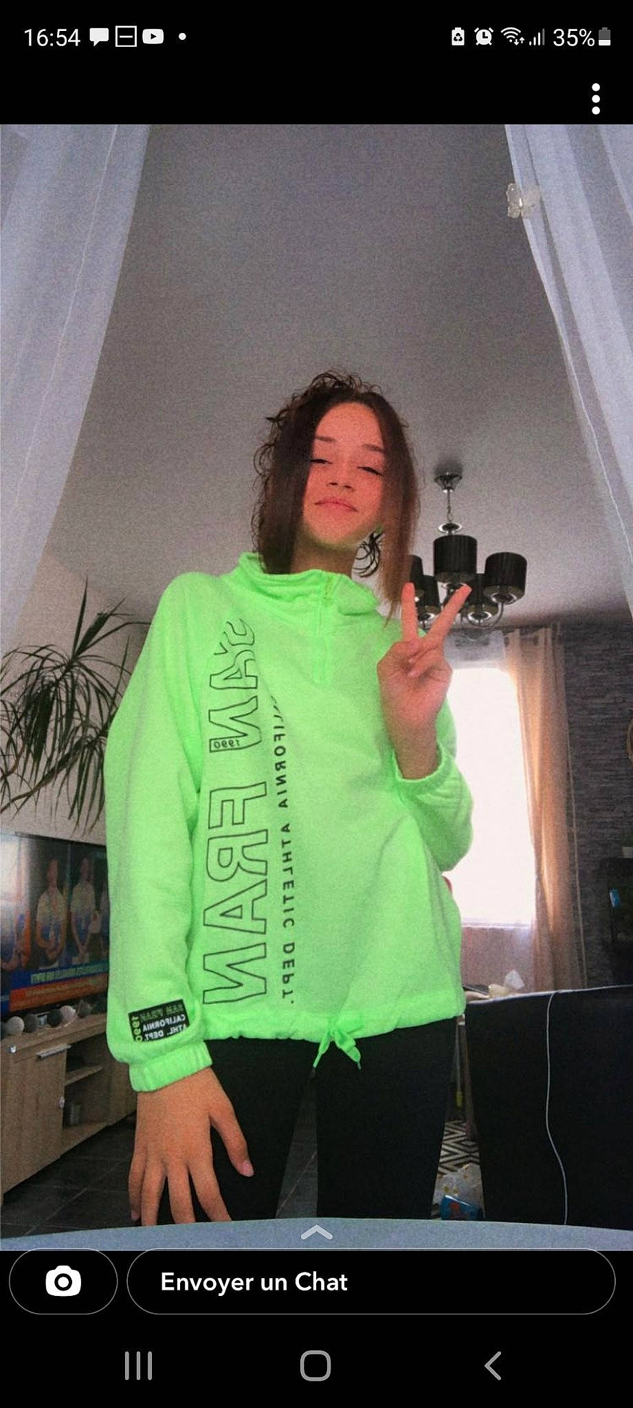 Maïssa a rejoint le concours — aidez-le/la à gagner de superbes lots ! audio_equipment, curtain, entertainment, event, fashion_design, fun, houseplant, human, magenta, microphone, music, performing_arts, person, plant, public_address_system, room, shoulder, singer, sleeve, sportswear