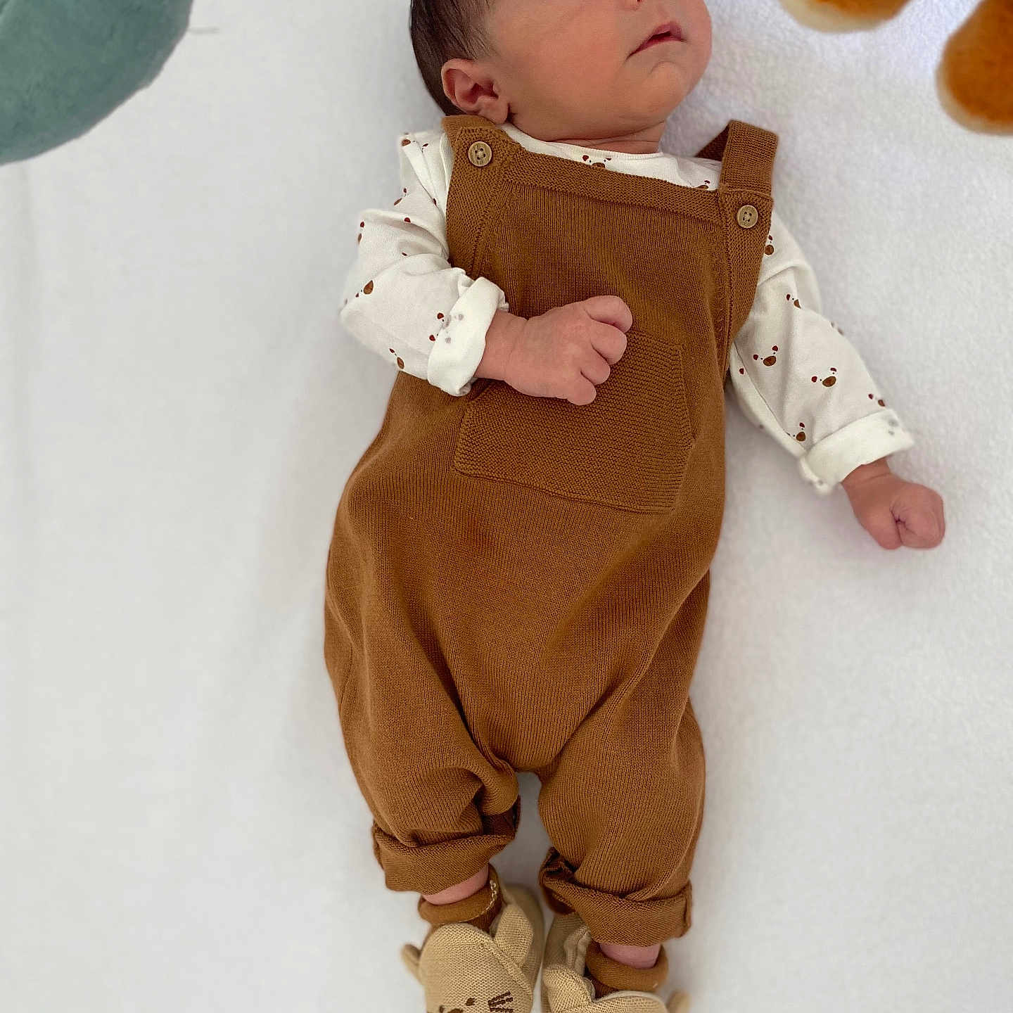 Andréa a rejoint le concours — aidez-le/la à gagner de superbes lots ! baby, blanket, bodypart, clothing, face, finger, formalwear, hand, head, jeans, longsleeve, newborn, pants, person, photography, portrait, sleeve, standing, suit, toy