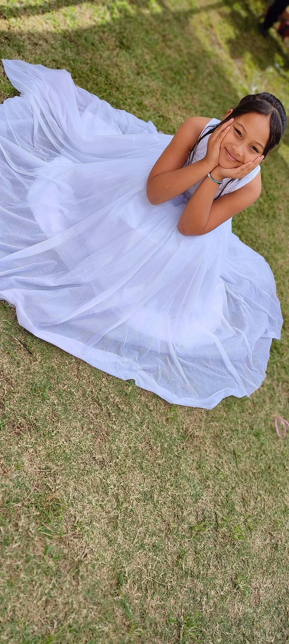 Eloise a rejoint le concours — aidez-le/la à gagner de superbes lots ! bridal_accessory, bridal_clothing, bridal_party_dress, dress, event, flash_photography, formal_wear, fun, gown, grass, grassland, happy, human_body, human_leg, joy, lawn, long_hair, people_in_nature, person, plant