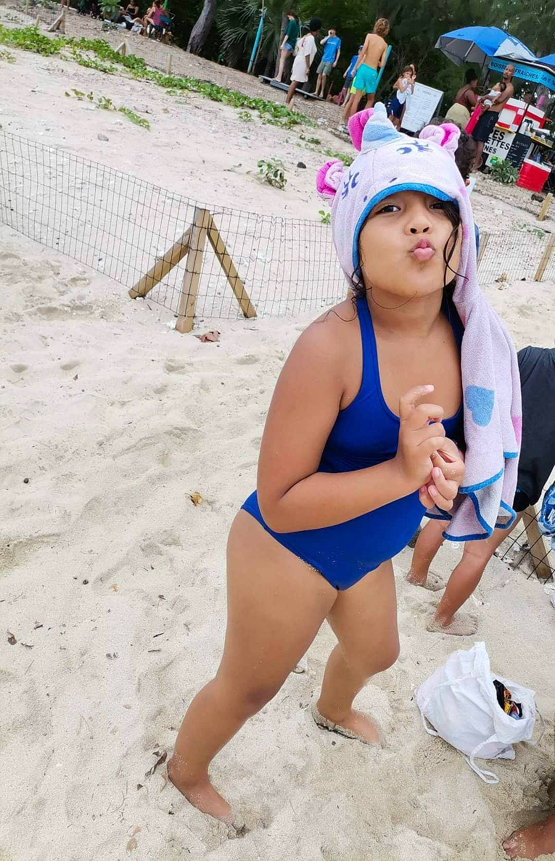 Eloise participe au concours pour gagner de l'argent avec cette photo : abdomen, beach, brassiere, chest, electric_blue, fun, headwear, human_leg, leisure, lingerie, lingerie_top, navel, person, plant, recreation, swimsuit_top, swimwear, thigh, trunk, undergarment