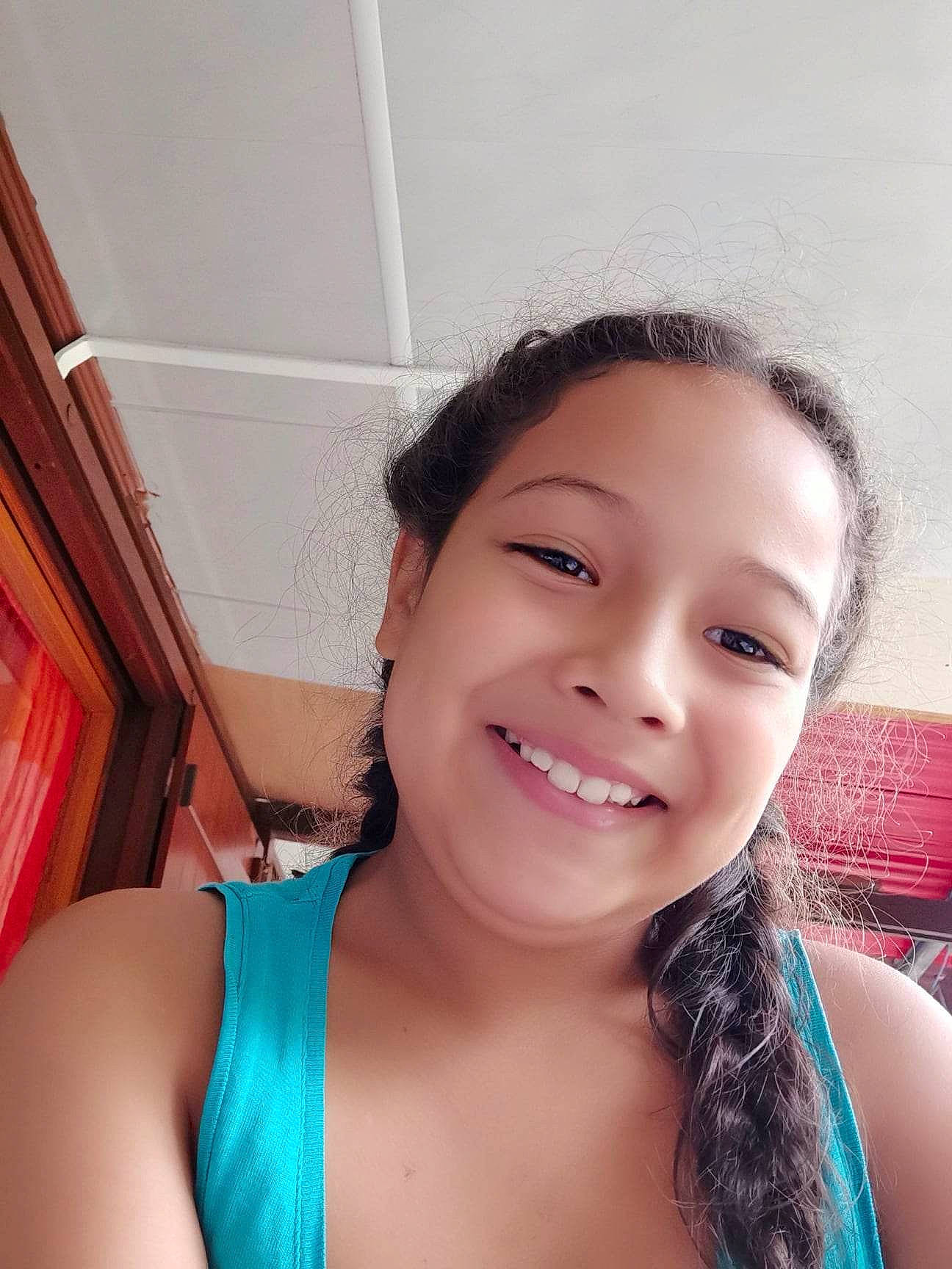 Eloise participe au concours pour gagner de l'argent avec cette photo : black_hair, cheek, chest, chin, eye, eyebrow, eyelash, flash_photography, hairstyle, happy, jaw, joint, joy, lip, mouth, muscle, neck, nose, person, shoulder