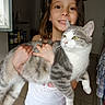 Raven a rejoint le concours — aidez-le/la à gagner de superbes lots ! girl, child, cat, kitten, pet, gray_cat, white_cat, animal, portrait, indoors, home, holding, smiling, long_hair, eyes, hands, t_shirt, pajamas, wall_clock, window