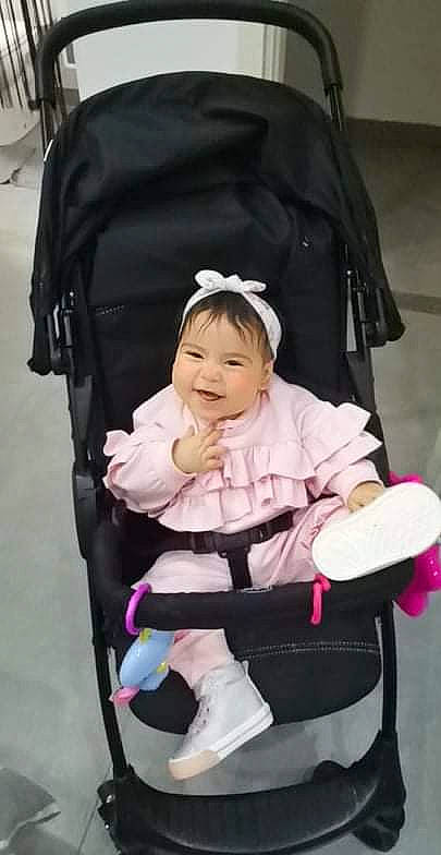 Yassmine participe au concours pour gagner de l'argent avec cette photo : baby, baby_carriage, baby_products, baby_safety, bag, beauty, chair, child, comfort, event, eye, fun, joy, lap, magenta, person, pink, product, sitting, smile