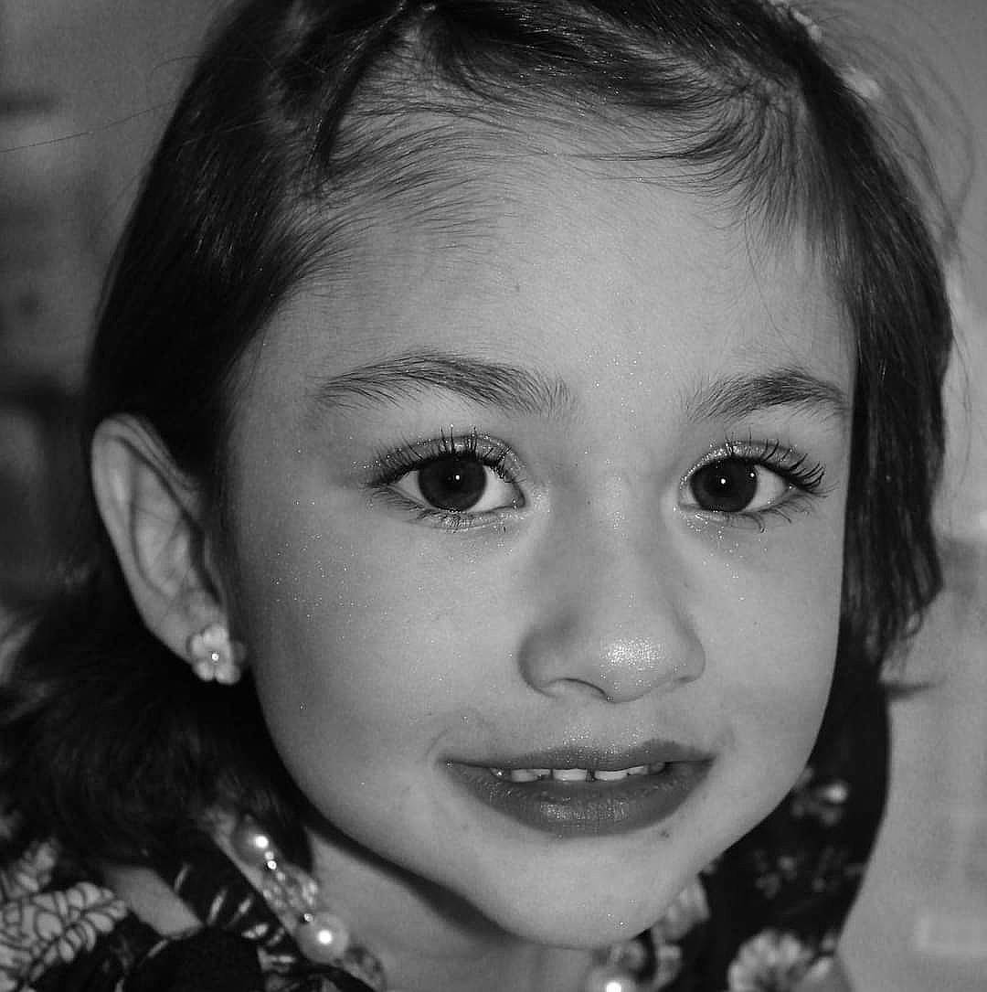 Christiana is registered to the contest to win money with this photo: black, black_and_white, cheek, ear, eyebrow, eyelash, flash_photography, hair, happy, human_body, iris, jaw, lip, mouth, nose, organ, person, skin, smile, style