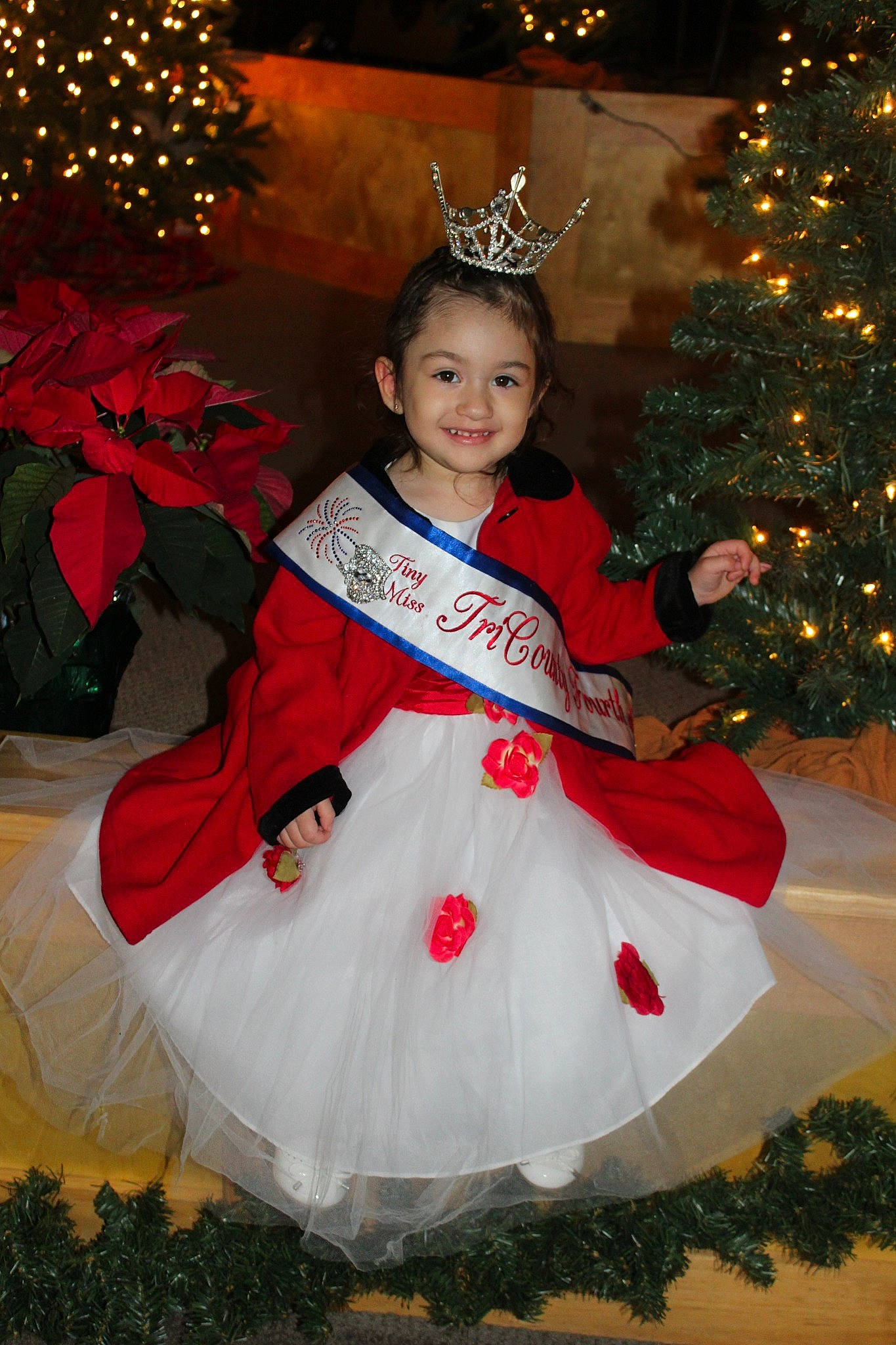 Christiana is registered to the contest to win money with this photo: child, christmas, christmas_decoration, christmas_eve, christmas_ornament, christmas_tree, costume, event, hair_accessory, holiday, interior_design, joy, person, tradition