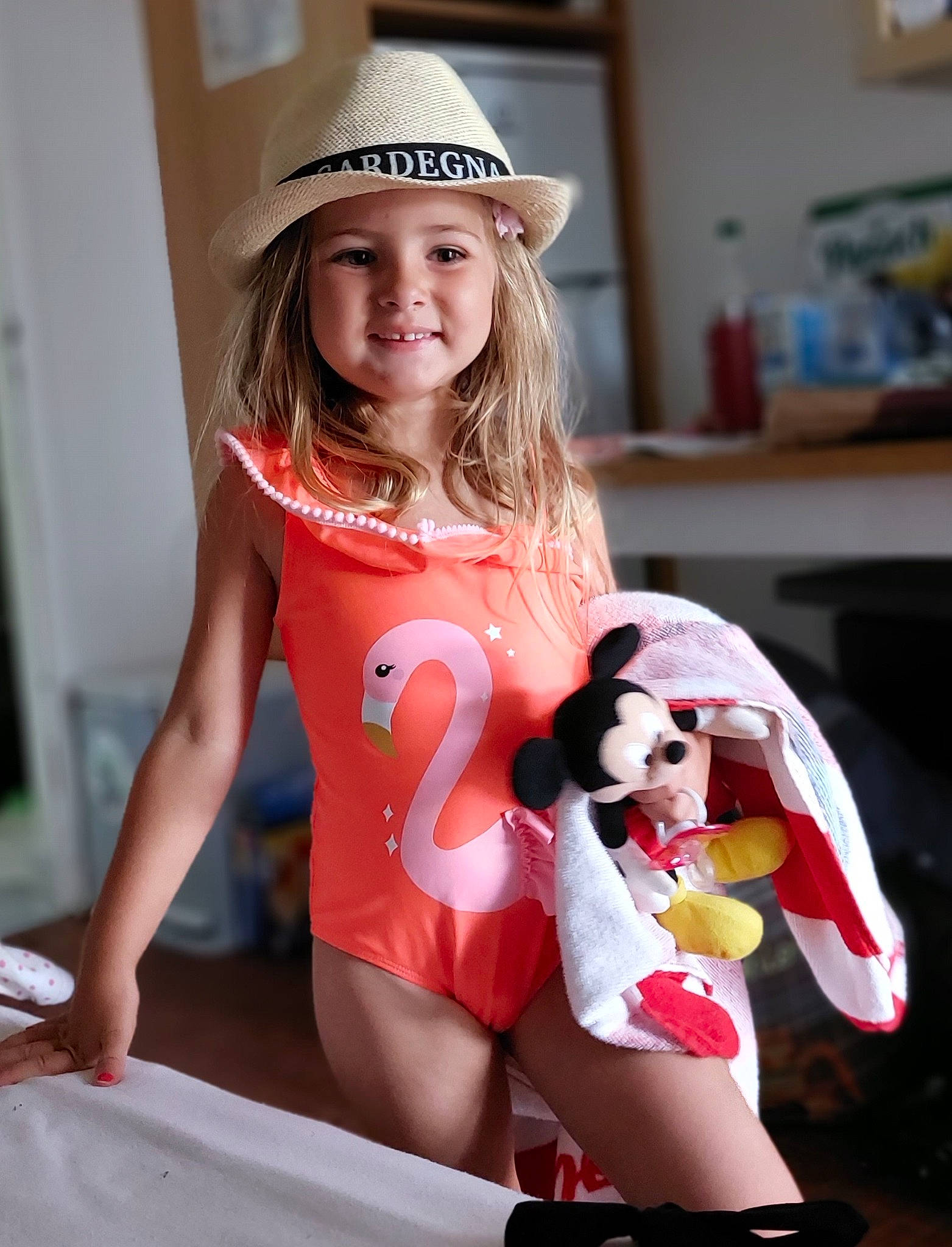 Camélia participe au concours pour gagner de l'argent avec cette photo : abdomen, blond, brown_hair, carmine, event, facial_expression, fashion_accessory, fashion_design, fun, glove, happy, hat, headwear, human_leg, joy, long_hair, person, pink, smile, sportswear