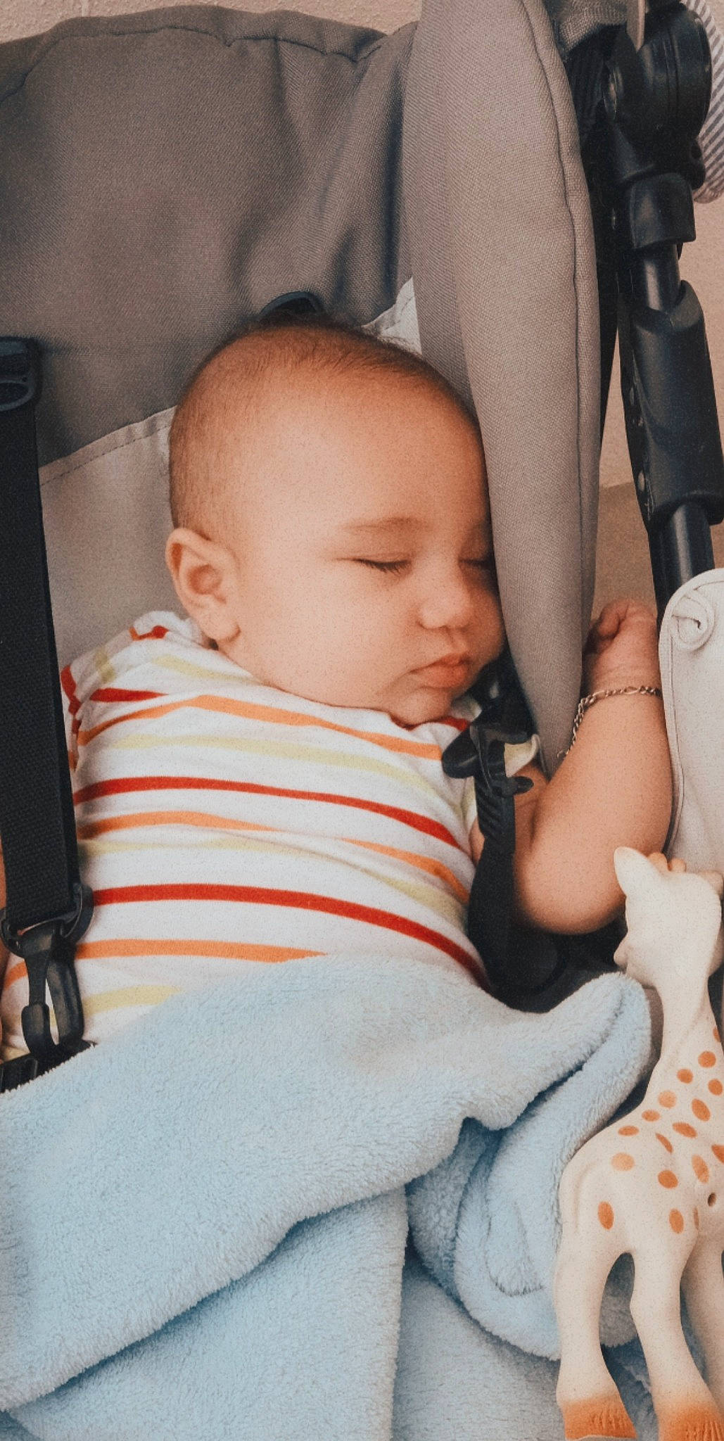 Marley participe au concours pour gagner de l'argent avec cette photo : arm, baby, baby_toddler_clothing, cheek, comfort, eye, finger, gesture, hairstyle, hand, head, iris, joint, mouth, muscle, neck, person, product, skin, sleeve