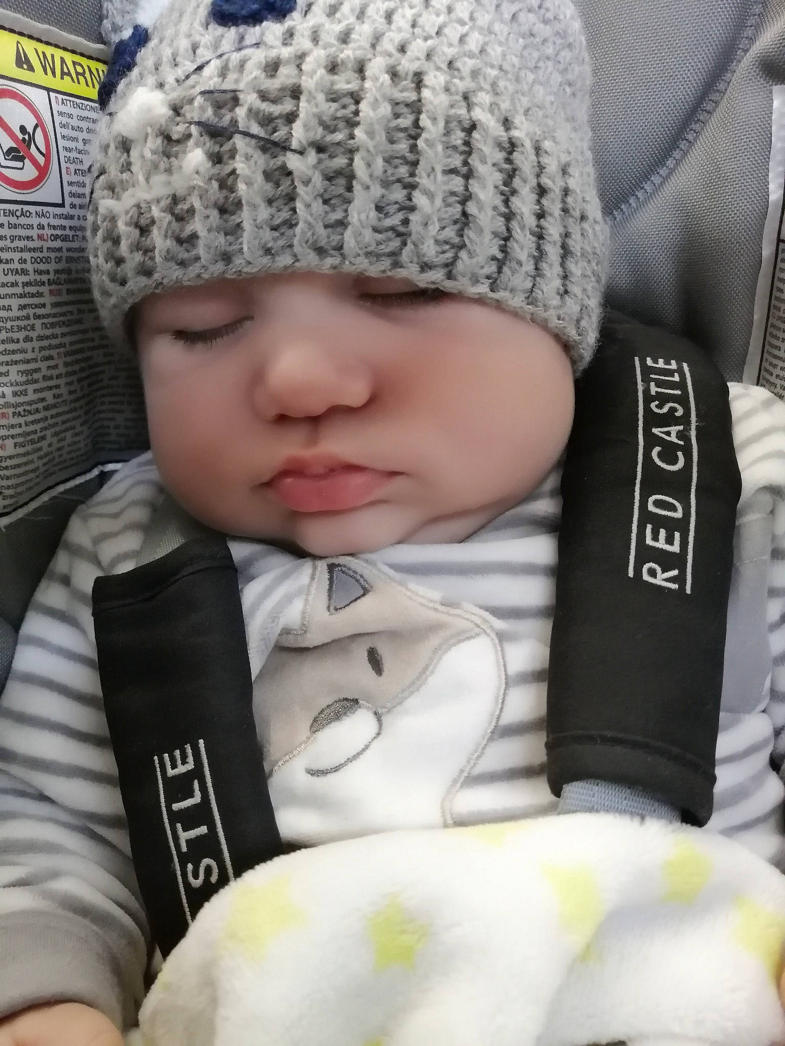 Marley a rejoint le concours — aidez-le/la à gagner de superbes lots ! baby, baby_sleeping, baby_toddler_clothing, cap, cheek, comfort, cool, eye, finger, gesture, head, headgear, headwear, outerwear, person, photograph, skin, sleeve, textile, toddler