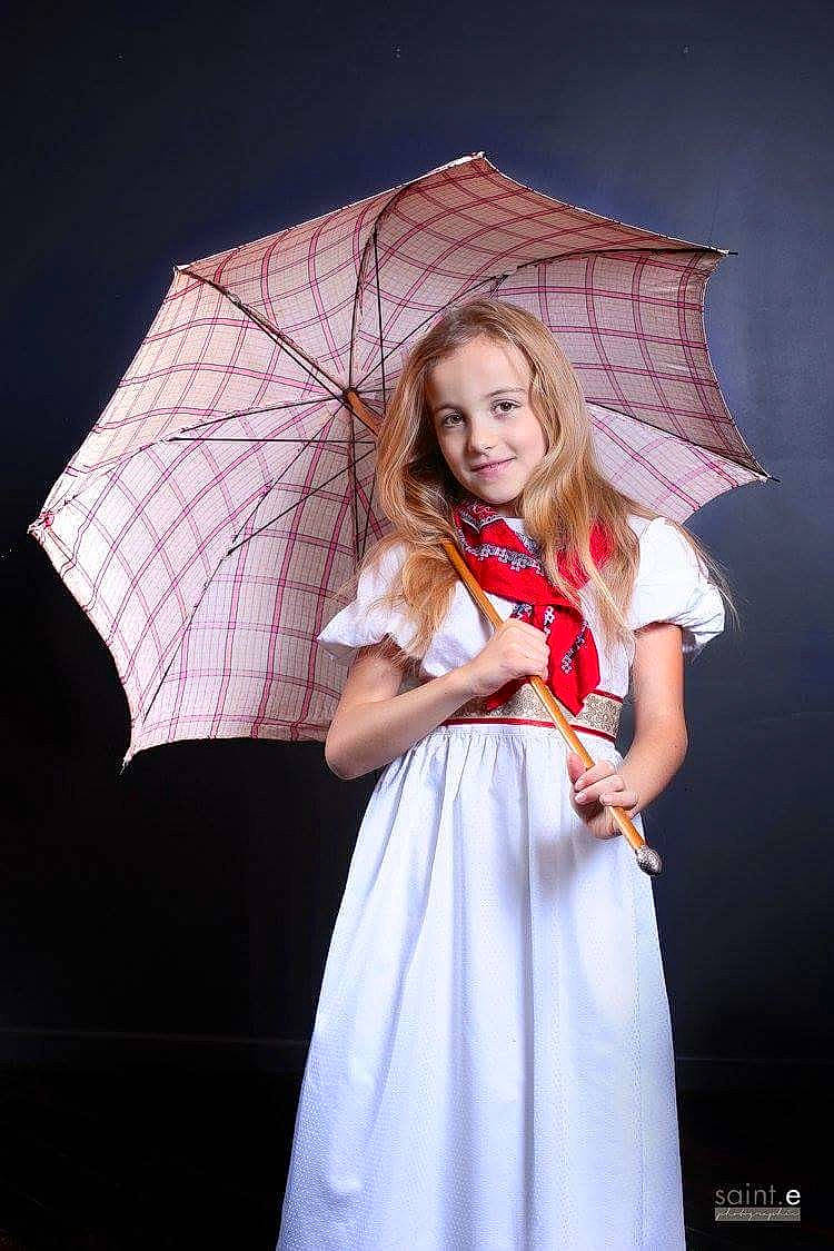 Lou participe au concours pour gagner de l'argent avec cette photo : beauty, costume, fashion_accessory, fun, girl, joy, lady, person, pink, product, smile